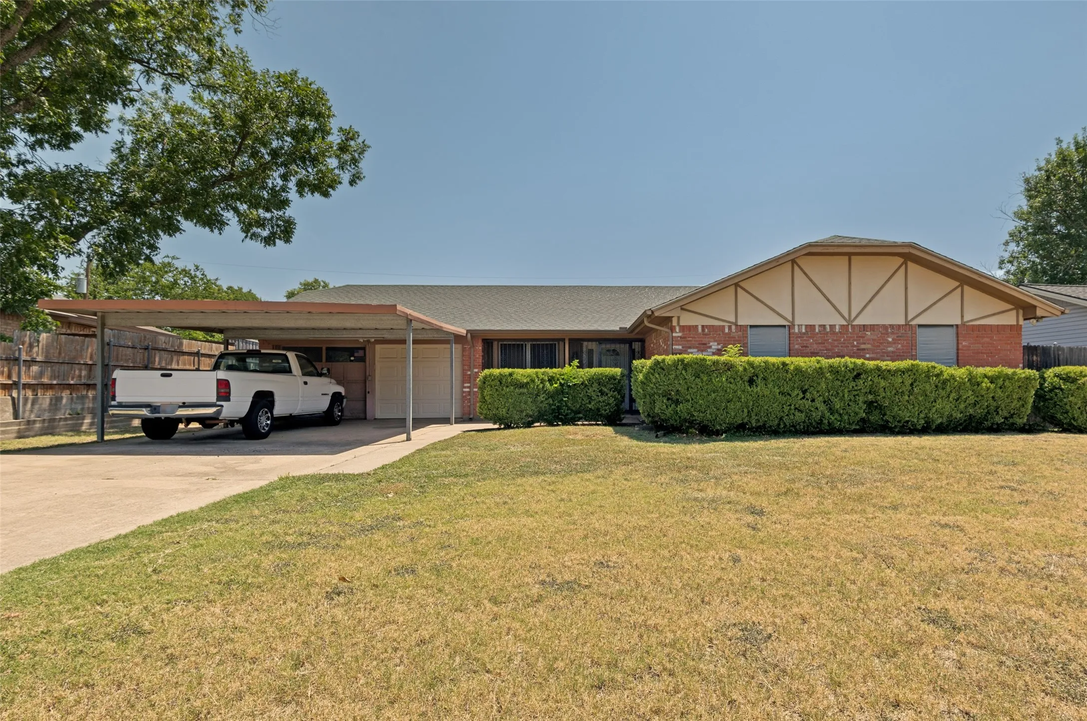 Single Family Residence For Sale in Tarrant County , 7805 Marlborough Drive W, Fort Worth, Texas 76134, 3 Bedroom, 2 Bathroom, 2 Garage spaces, 1,757 Sqft, built in 1972, mls#21354914, Real Estate Agent in Fort Worth, Homes For Sale in Tarrant county, Homes For Sale in Fort Worth, Realtor in Fort Worth Texas, Real Estate Brokerage Independent Realty Texas, Luminita Cordes Realtor