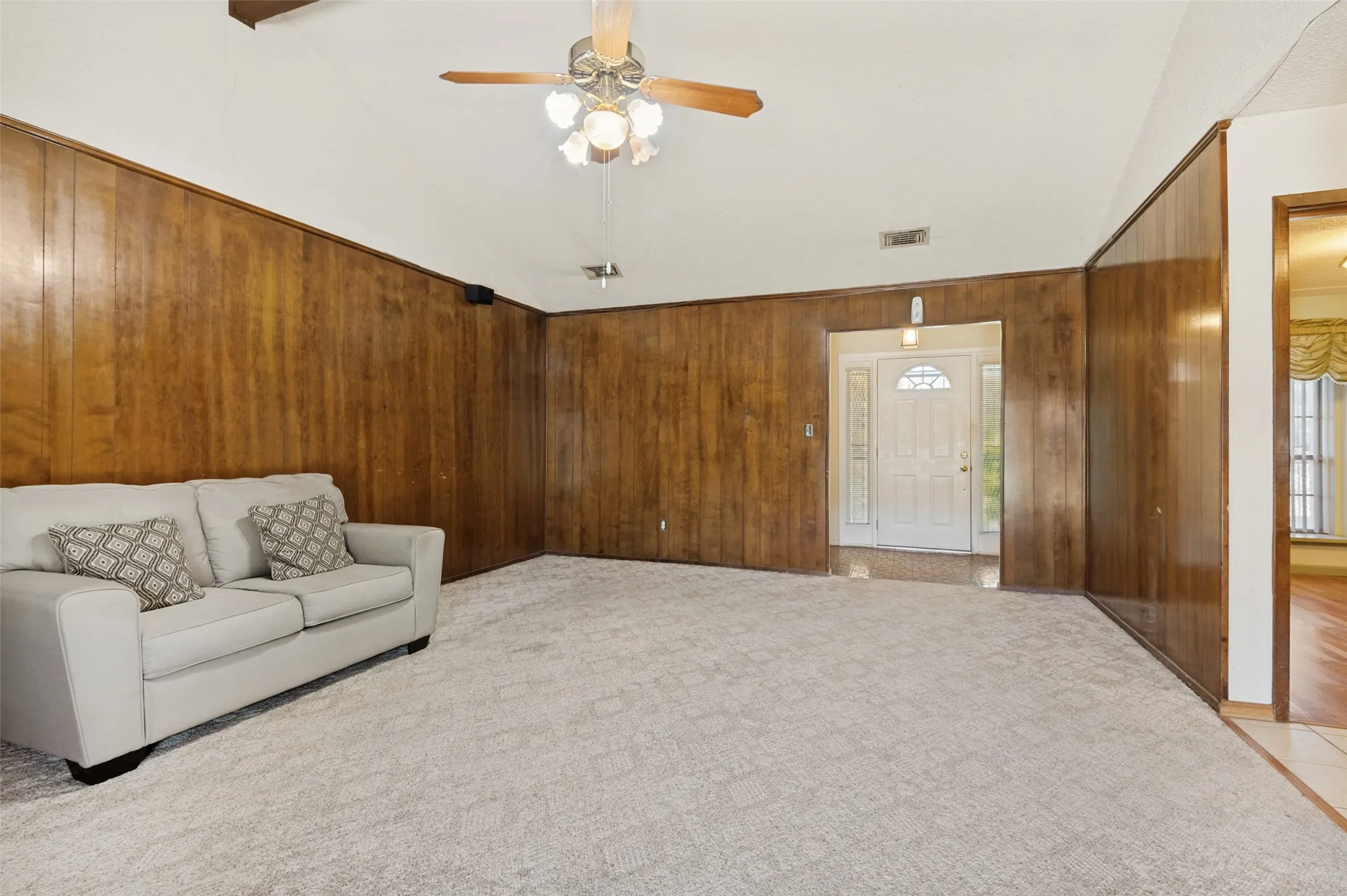 Single Family Residence For Sale in Tarrant County , 7805 Marlborough Drive W, Fort Worth, Texas 76134, 3 Bedroom, 2 Bathroom, 2 Garage spaces, 1,757 Sqft, built in 1972, mls#21354914, Real Estate Agent in Fort Worth, Homes For Sale in Tarrant county, Homes For Sale in Fort Worth, Realtor in Fort Worth Texas, Real Estate Brokerage Independent Realty Texas, Luminita Cordes Realtor