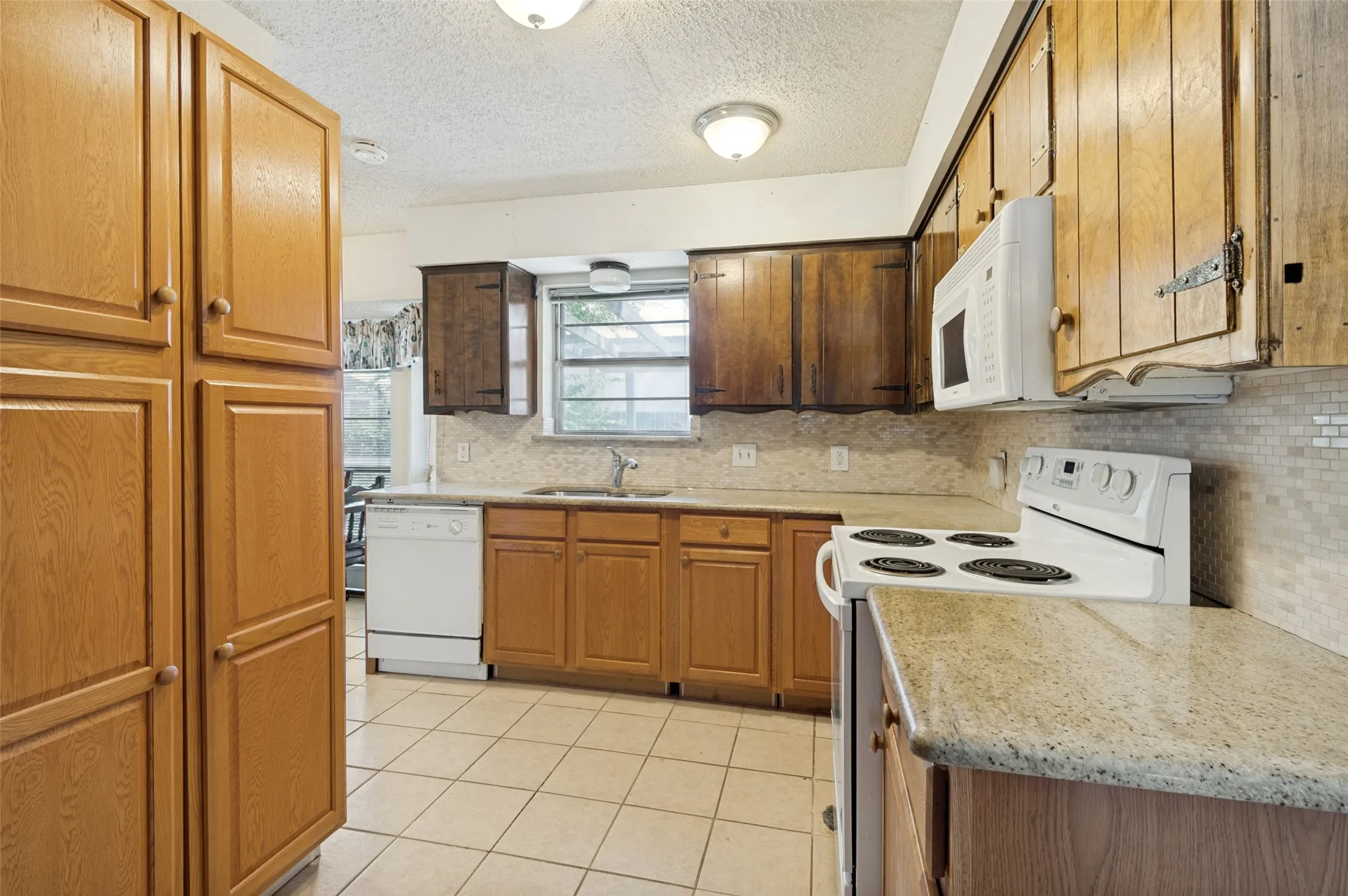 Single Family Residence For Sale in Tarrant County , 7805 Marlborough Drive W, Fort Worth, Texas 76134, 3 Bedroom, 2 Bathroom, 2 Garage spaces, 1,757 Sqft, built in 1972, mls#21354914, Real Estate Agent in Fort Worth, Homes For Sale in Tarrant county, Homes For Sale in Fort Worth, Realtor in Fort Worth Texas, Real Estate Brokerage Independent Realty Texas, Luminita Cordes Realtor
