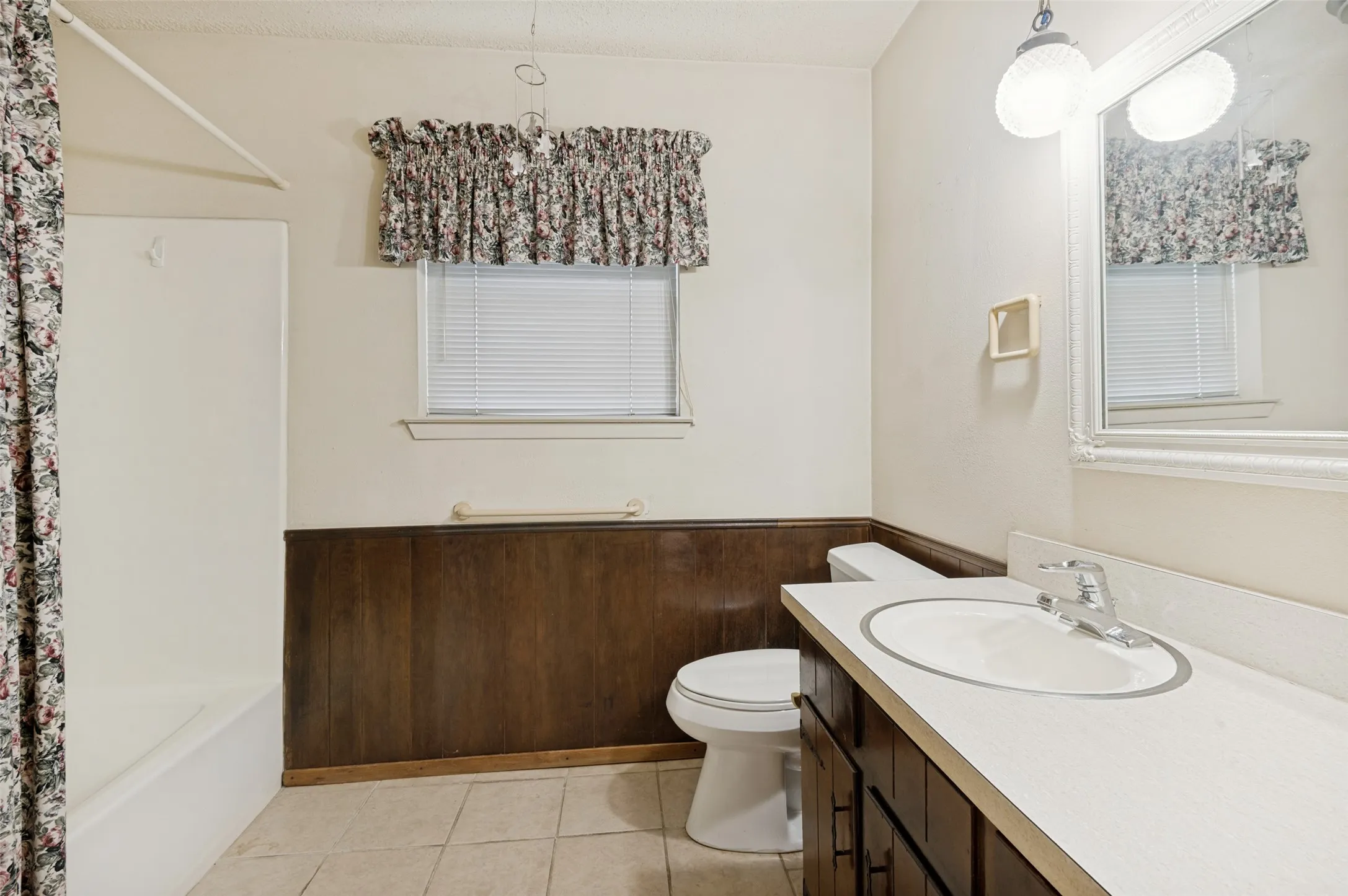 Single Family Residence For Sale in Tarrant County , 7805 Marlborough Drive W, Fort Worth, Texas 76134, 3 Bedroom, 2 Bathroom, 2 Garage spaces, 1,757 Sqft, built in 1972, mls#21354914, Real Estate Agent in Fort Worth, Homes For Sale in Tarrant county, Homes For Sale in Fort Worth, Realtor in Fort Worth Texas, Real Estate Brokerage Independent Realty Texas, Luminita Cordes Realtor