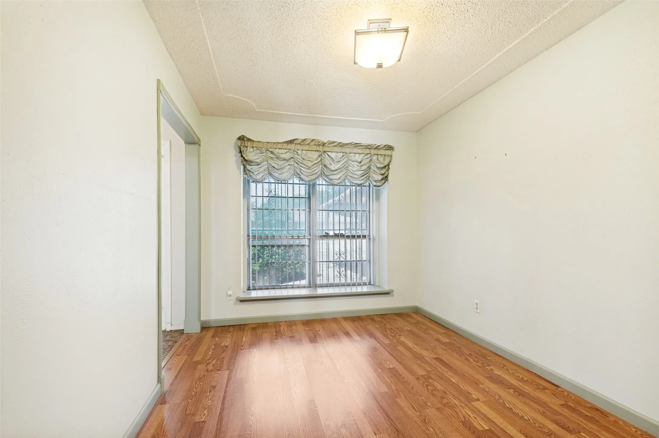 Single Family Residence For Sale in Tarrant County , 7805 Marlborough Drive W, Fort Worth, Texas 76134, 3 Bedroom, 2 Bathroom, 2 Garage spaces, 1,757 Sqft, built in 1972, mls#21354914, Real Estate Agent in Fort Worth, Homes For Sale in Tarrant county, Homes For Sale in Fort Worth, Realtor in Fort Worth Texas, Real Estate Brokerage Independent Realty Texas, Luminita Cordes Realtor