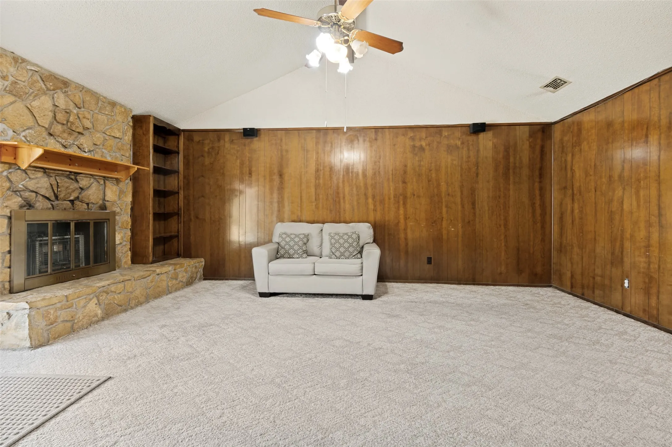 Single Family Residence For Sale in Tarrant County , 7805 Marlborough Drive W, Fort Worth, Texas 76134, 3 Bedroom, 2 Bathroom, 2 Garage spaces, 1,757 Sqft, built in 1972, mls#21354914, Real Estate Agent in Fort Worth, Homes For Sale in Tarrant county, Homes For Sale in Fort Worth, Realtor in Fort Worth Texas, Real Estate Brokerage Independent Realty Texas, Luminita Cordes Realtor