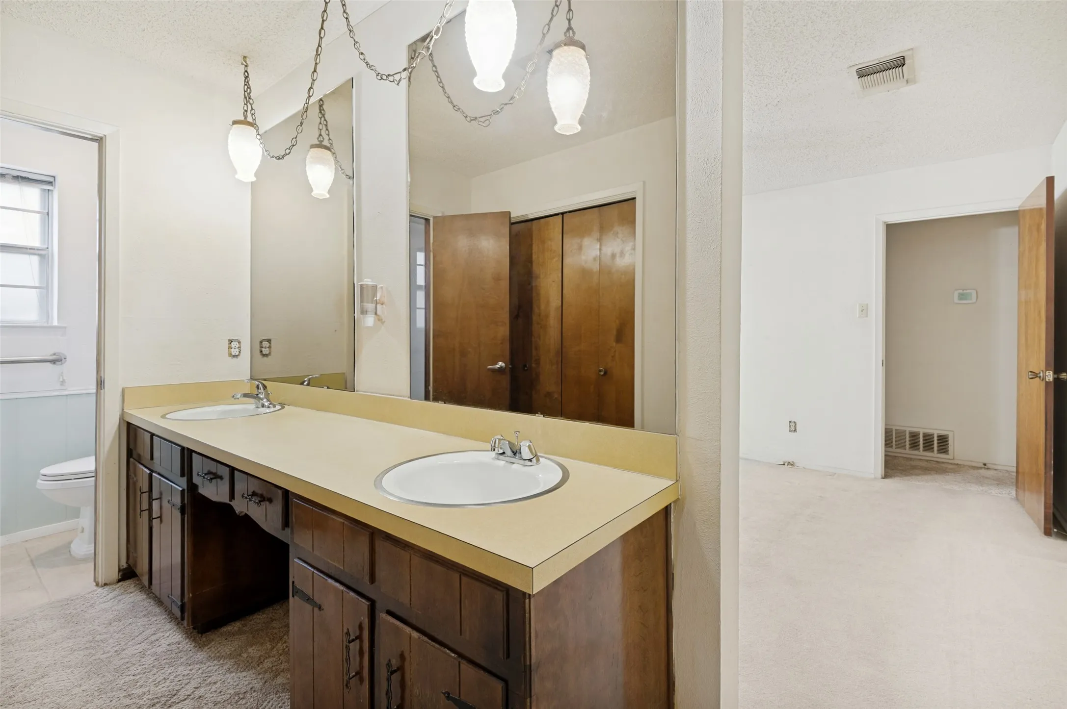 Single Family Residence For Sale in Tarrant County , 7805 Marlborough Drive W, Fort Worth, Texas 76134, 3 Bedroom, 2 Bathroom, 2 Garage spaces, 1,757 Sqft, built in 1972, mls#21354914, Real Estate Agent in Fort Worth, Homes For Sale in Tarrant county, Homes For Sale in Fort Worth, Realtor in Fort Worth Texas, Real Estate Brokerage Independent Realty Texas, Luminita Cordes Realtor