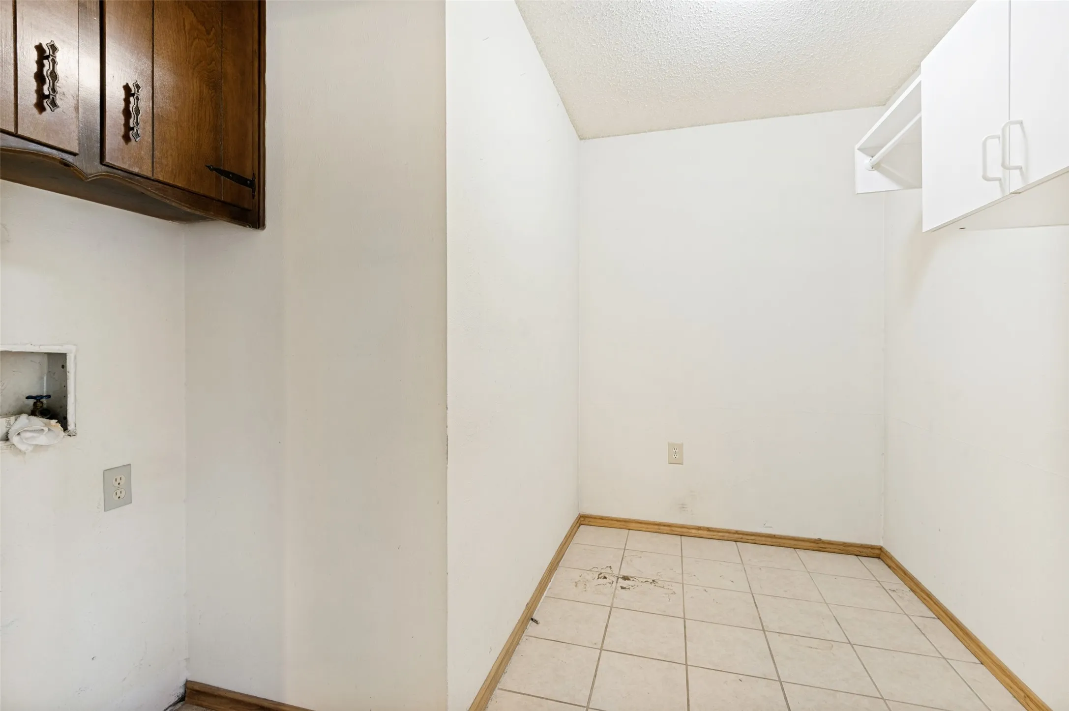 Single Family Residence For Sale in Tarrant County , 7805 Marlborough Drive W, Fort Worth, Texas 76134, 3 Bedroom, 2 Bathroom, 2 Garage spaces, 1,757 Sqft, built in 1972, mls#21354914, Real Estate Agent in Fort Worth, Homes For Sale in Tarrant county, Homes For Sale in Fort Worth, Realtor in Fort Worth Texas, Real Estate Brokerage Independent Realty Texas, Luminita Cordes Realtor