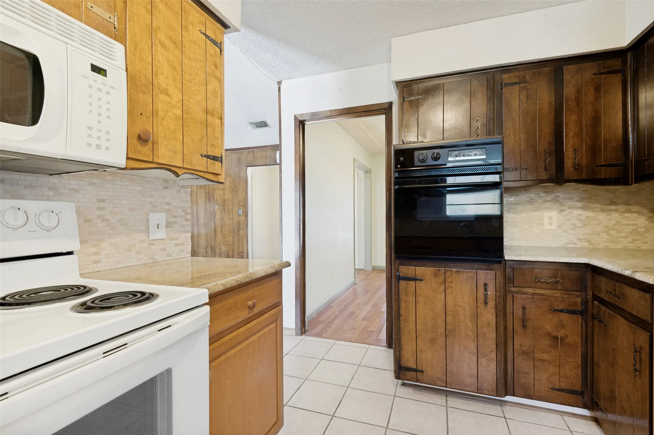 Single Family Residence For Sale in Tarrant County , 7805 Marlborough Drive W, Fort Worth, Texas 76134, 3 Bedroom, 2 Bathroom, 2 Garage spaces, 1,757 Sqft, built in 1972, mls#21354914, Real Estate Agent in Fort Worth, Homes For Sale in Tarrant county, Homes For Sale in Fort Worth, Realtor in Fort Worth Texas, Real Estate Brokerage Independent Realty Texas, Luminita Cordes Realtor
