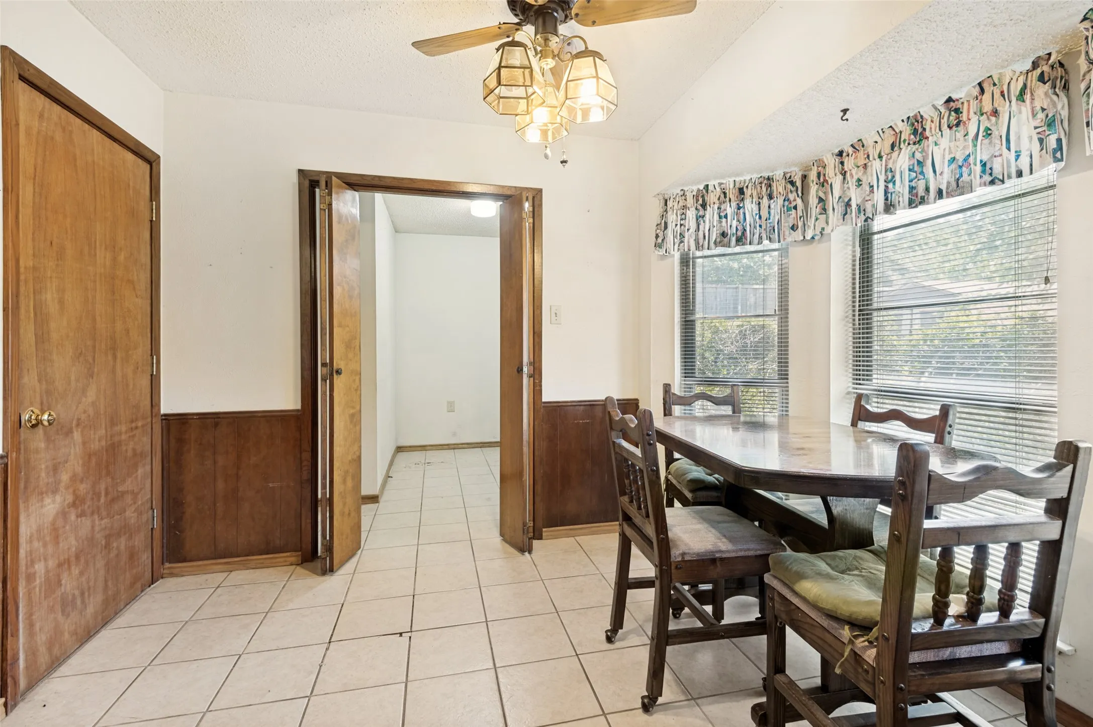 Single Family Residence For Sale in Tarrant County , 7805 Marlborough Drive W, Fort Worth, Texas 76134, 3 Bedroom, 2 Bathroom, 2 Garage spaces, 1,757 Sqft, built in 1972, mls#21354914, Real Estate Agent in Fort Worth, Homes For Sale in Tarrant county, Homes For Sale in Fort Worth, Realtor in Fort Worth Texas, Real Estate Brokerage Independent Realty Texas, Luminita Cordes Realtor