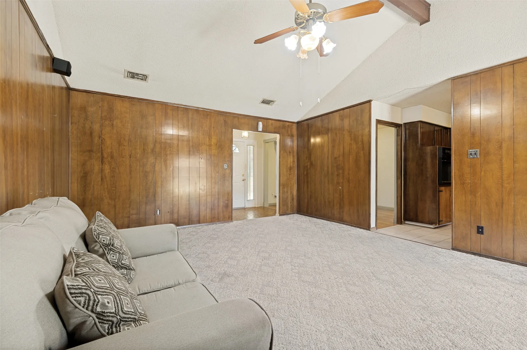 Single Family Residence For Sale in Tarrant County , 7805 Marlborough Drive W, Fort Worth, Texas 76134, 3 Bedroom, 2 Bathroom, 2 Garage spaces, 1,757 Sqft, built in 1972, mls#21354914, Real Estate Agent in Fort Worth, Homes For Sale in Tarrant county, Homes For Sale in Fort Worth, Realtor in Fort Worth Texas, Real Estate Brokerage Independent Realty Texas, Luminita Cordes Realtor
