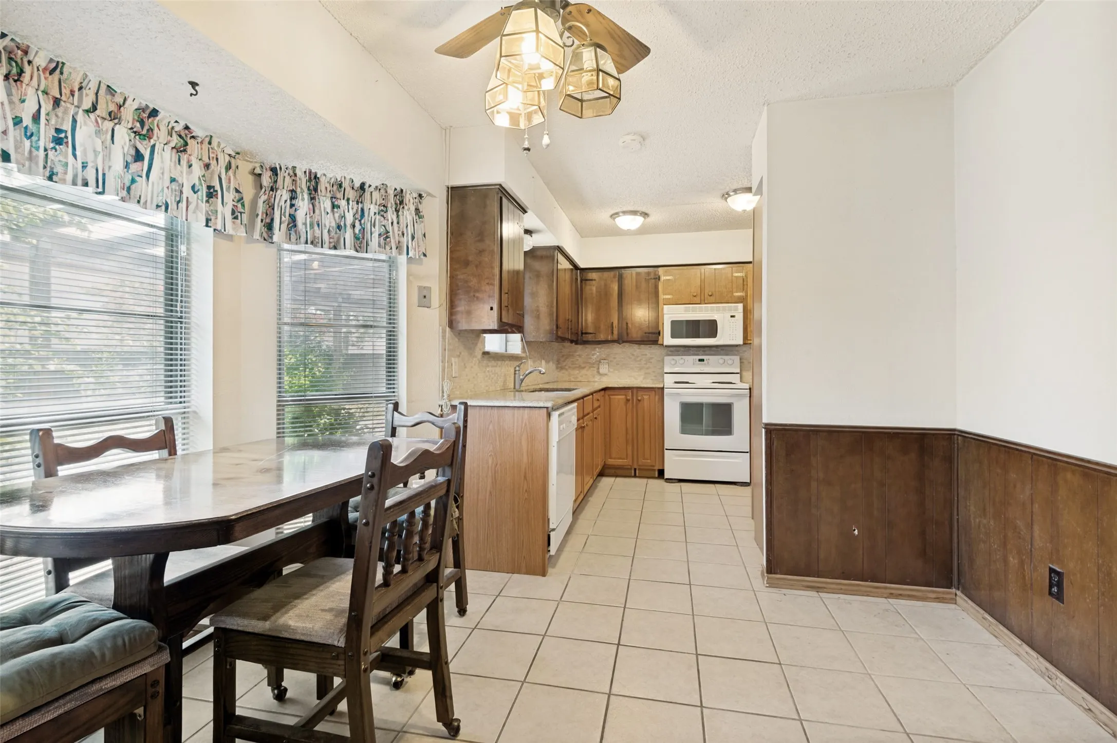 Single Family Residence For Sale in Tarrant County , 7805 Marlborough Drive W, Fort Worth, Texas 76134, 3 Bedroom, 2 Bathroom, 2 Garage spaces, 1,757 Sqft, built in 1972, mls#21354914, Real Estate Agent in Fort Worth, Homes For Sale in Tarrant county, Homes For Sale in Fort Worth, Realtor in Fort Worth Texas, Real Estate Brokerage Independent Realty Texas, Luminita Cordes Realtor
