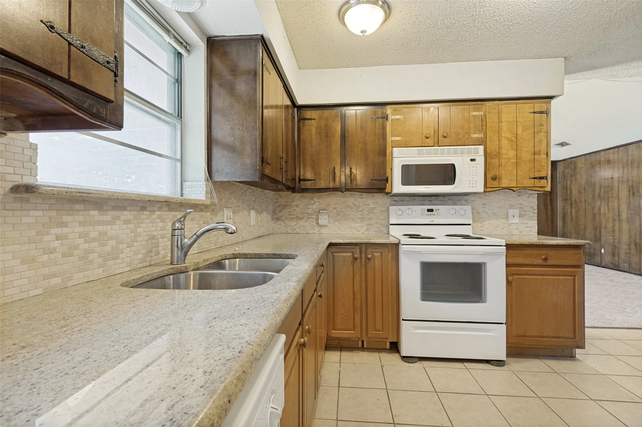 Single Family Residence For Sale in Tarrant County , 7805 Marlborough Drive W, Fort Worth, Texas 76134, 3 Bedroom, 2 Bathroom, 2 Garage spaces, 1,757 Sqft, built in 1972, mls#21354914, Real Estate Agent in Fort Worth, Homes For Sale in Tarrant county, Homes For Sale in Fort Worth, Realtor in Fort Worth Texas, Real Estate Brokerage Independent Realty Texas, Luminita Cordes Realtor