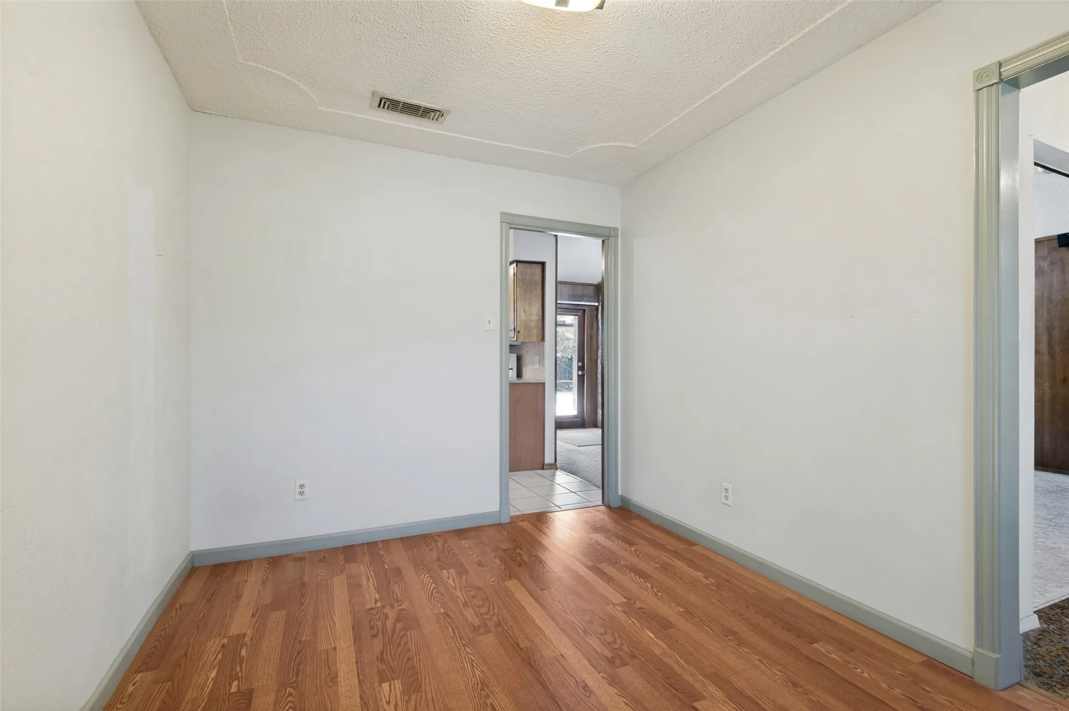 Single Family Residence For Sale in Tarrant County , 7805 Marlborough Drive W, Fort Worth, Texas 76134, 3 Bedroom, 2 Bathroom, 2 Garage spaces, 1,757 Sqft, built in 1972, mls#21354914, Real Estate Agent in Fort Worth, Homes For Sale in Tarrant county, Homes For Sale in Fort Worth, Realtor in Fort Worth Texas, Real Estate Brokerage Independent Realty Texas, Luminita Cordes Realtor