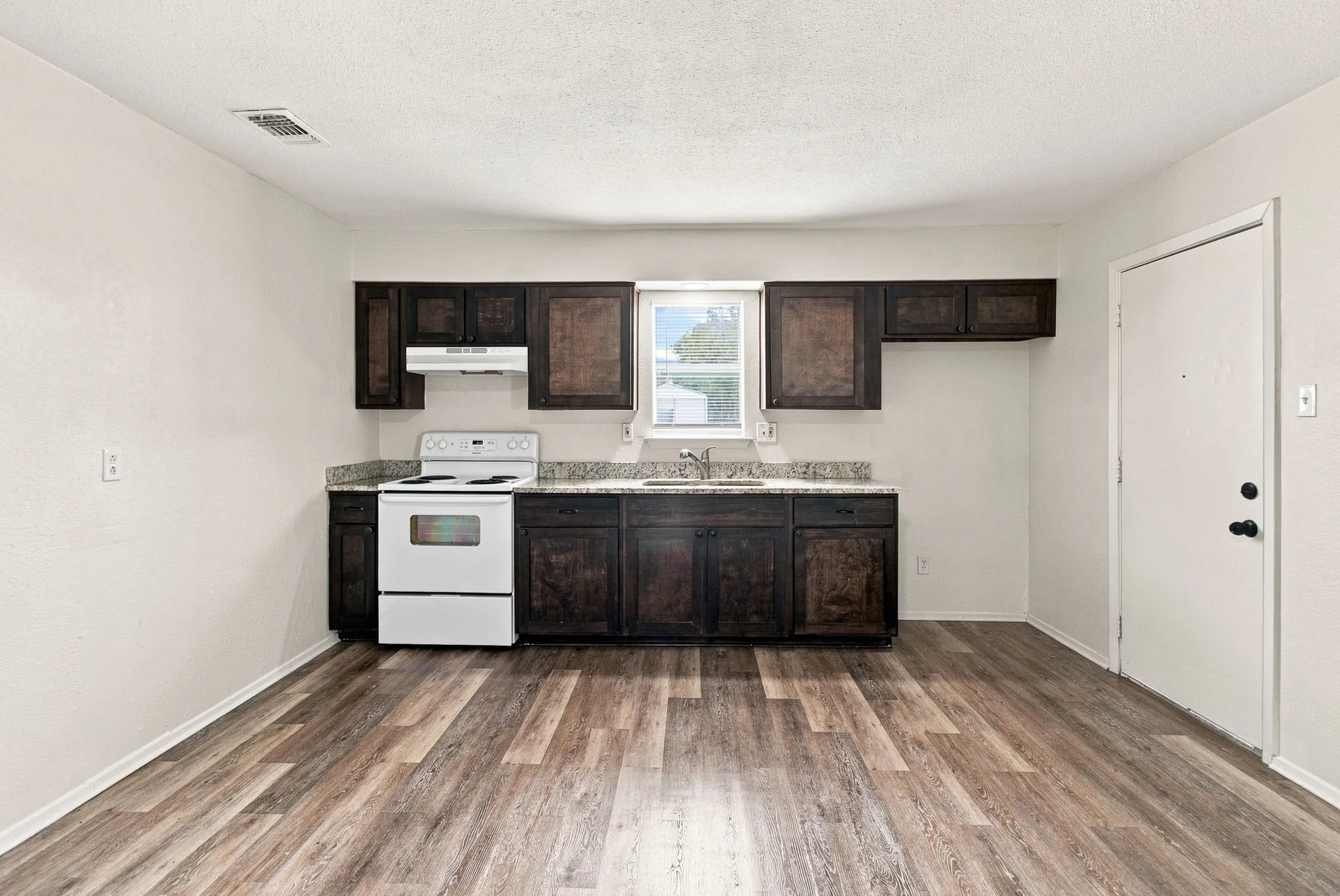 Single Family Residence For Rent in Tarrant County , 1833 Pelican Drive N, Pelican Bay, Texas 76020, 2 Bedroom, 2 Bathroom, 1 Garage spaces, 903 Sqft, built in 1984, mls#21354233, Real Estate Agent in Pelican Bay, Homes For Rent in Tarrant county, Homes For Rent in Pelican Bay, Realtor in Pelican Bay Texas, Real Estate Brokerage Independent Realty Texas, Luminita Cordes Realtor