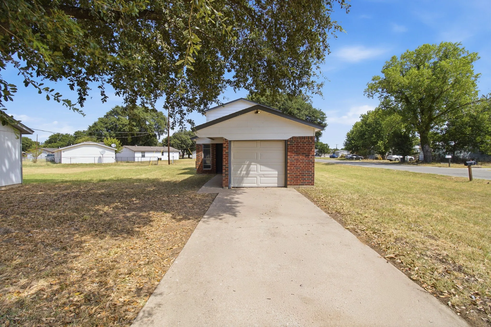 Single Family Residence For Rent in Tarrant County , 1833 Pelican Drive N, Pelican Bay, Texas 76020, 2 Bedroom, 2 Bathroom, 1 Garage spaces, 903 Sqft, built in 1984, mls#21354233, Real Estate Agent in Pelican Bay, Homes For Rent in Tarrant county, Homes For Rent in Pelican Bay, Realtor in Pelican Bay Texas, Real Estate Brokerage Independent Realty Texas, Luminita Cordes Realtor