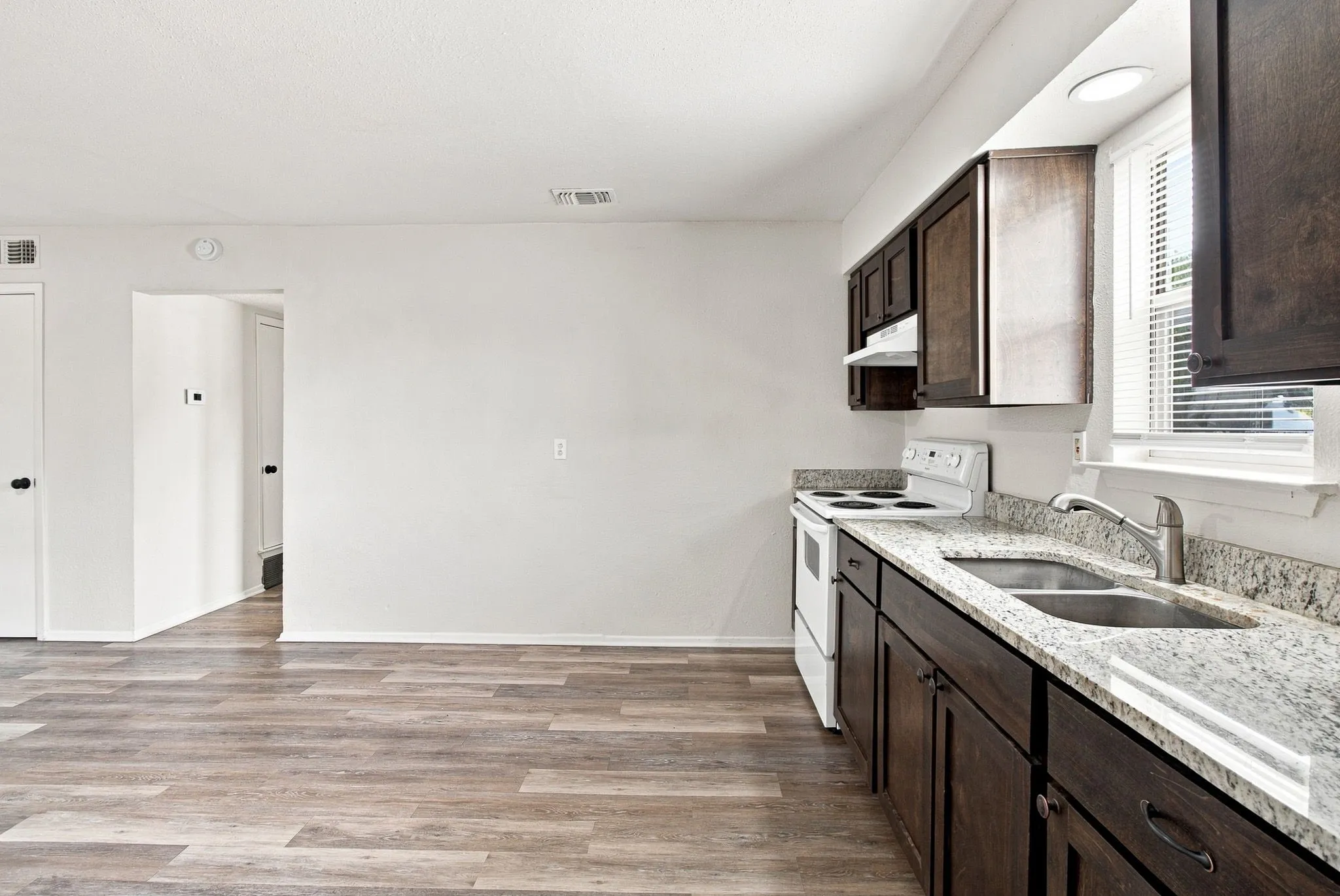 Single Family Residence For Rent in Tarrant County , 1833 Pelican Drive N, Pelican Bay, Texas 76020, 2 Bedroom, 2 Bathroom, 1 Garage spaces, 903 Sqft, built in 1984, mls#21354233, Real Estate Agent in Pelican Bay, Homes For Rent in Tarrant county, Homes For Rent in Pelican Bay, Realtor in Pelican Bay Texas, Real Estate Brokerage Independent Realty Texas, Luminita Cordes Realtor