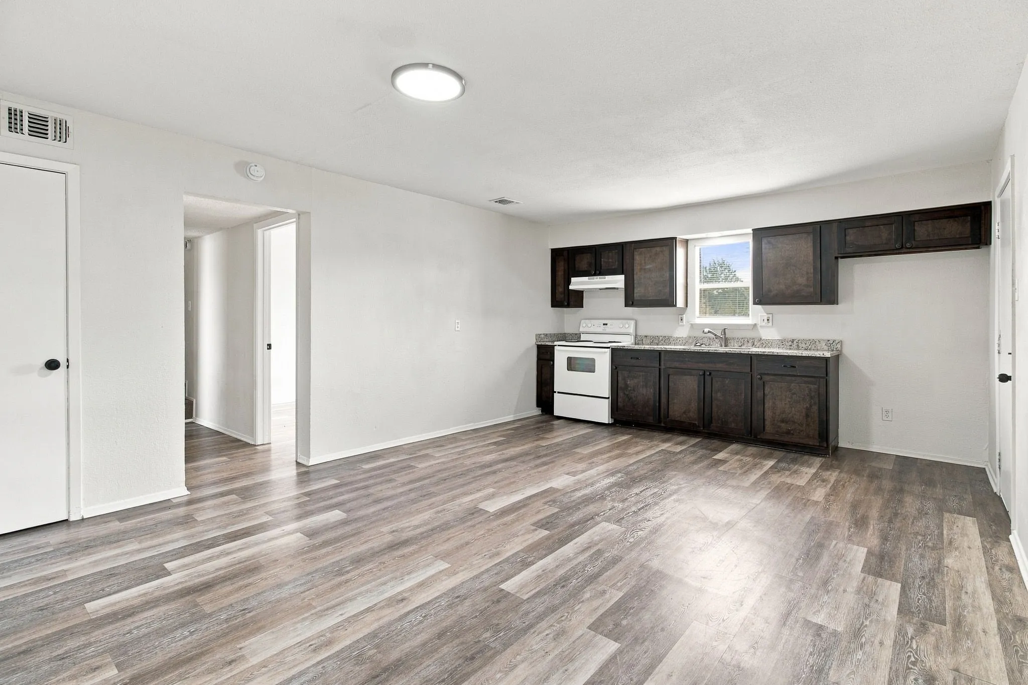 Single Family Residence For Rent in Tarrant County , 1833 Pelican Drive N, Pelican Bay, Texas 76020, 2 Bedroom, 2 Bathroom, 1 Garage spaces, 903 Sqft, built in 1984, mls#21354233, Real Estate Agent in Pelican Bay, Homes For Rent in Tarrant county, Homes For Rent in Pelican Bay, Realtor in Pelican Bay Texas, Real Estate Brokerage Independent Realty Texas, Luminita Cordes Realtor