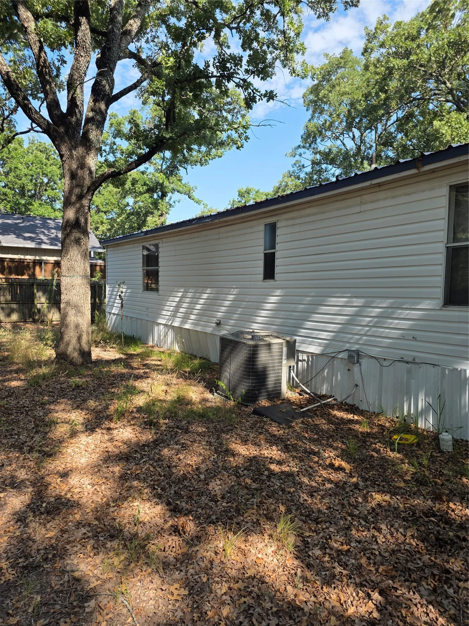 Manufactured Home For Sale in Hunt County , 1687 Northshore Road, Hawk Cove, Texas 75474, 3 Bedroom, 2 Bathroom, Garage spaces, 1,248 Sqft, built in 2000, mls#21354919, Real Estate Agent in Hawk Cove, Homes For Sale in Hunt county, Homes For Sale in Hawk Cove, Realtor in Hawk Cove Texas, Real Estate Brokerage Independent Realty Texas, Luminita Cordes Realtor