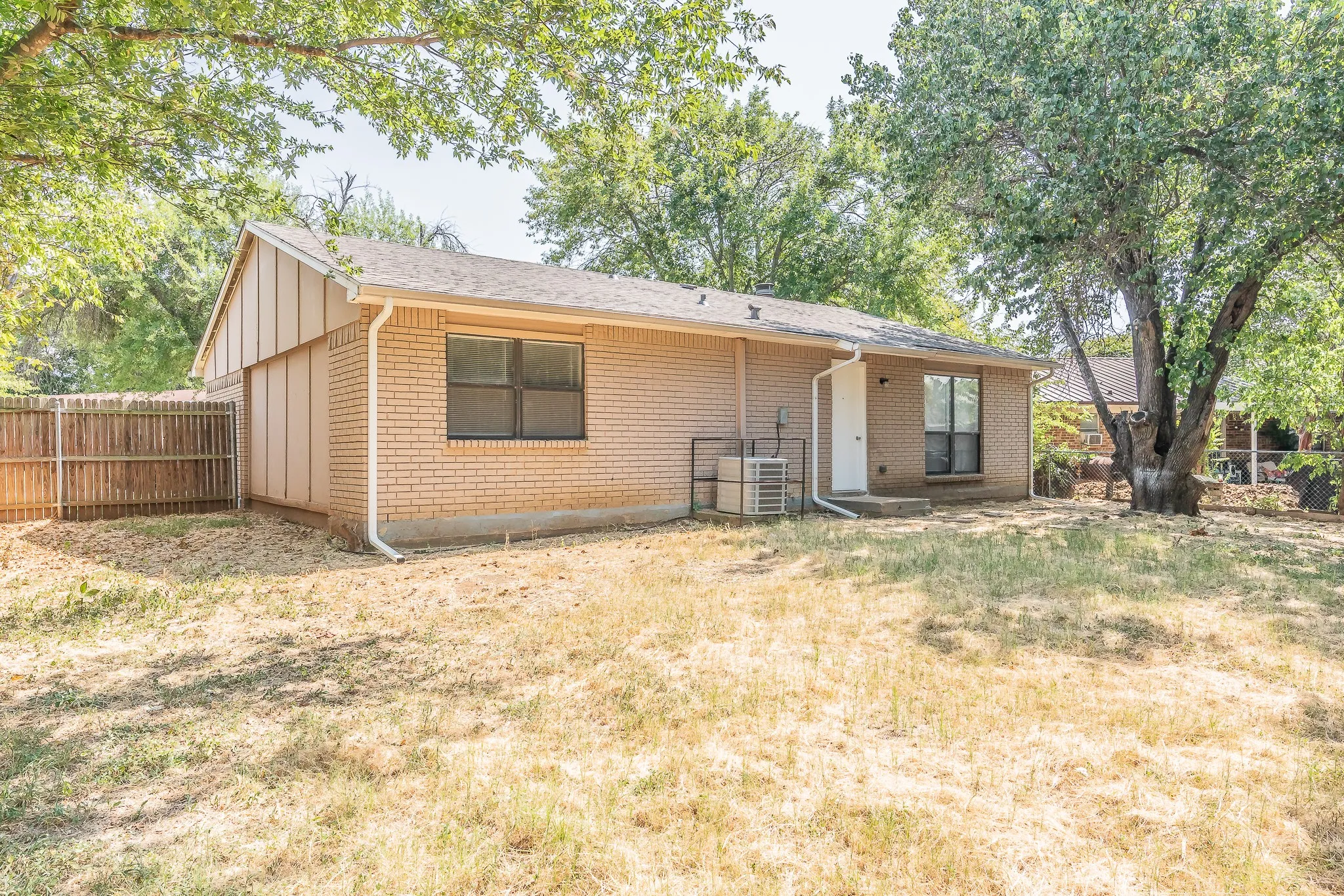 Single Family Residence For Sale in Tarrant County , 2817 Eddie Place, Fort Worth, Texas 76140, 3 Bedroom, 2 Bathroom, 2 Garage spaces, 1,153 Sqft, built in 1978, mls#21353483, Real Estate Agent in Fort Worth, Homes For Sale in Tarrant county, Homes For Sale in Fort Worth, Realtor in Fort Worth Texas, Real Estate Brokerage Independent Realty Texas, Luminita Cordes Realtor