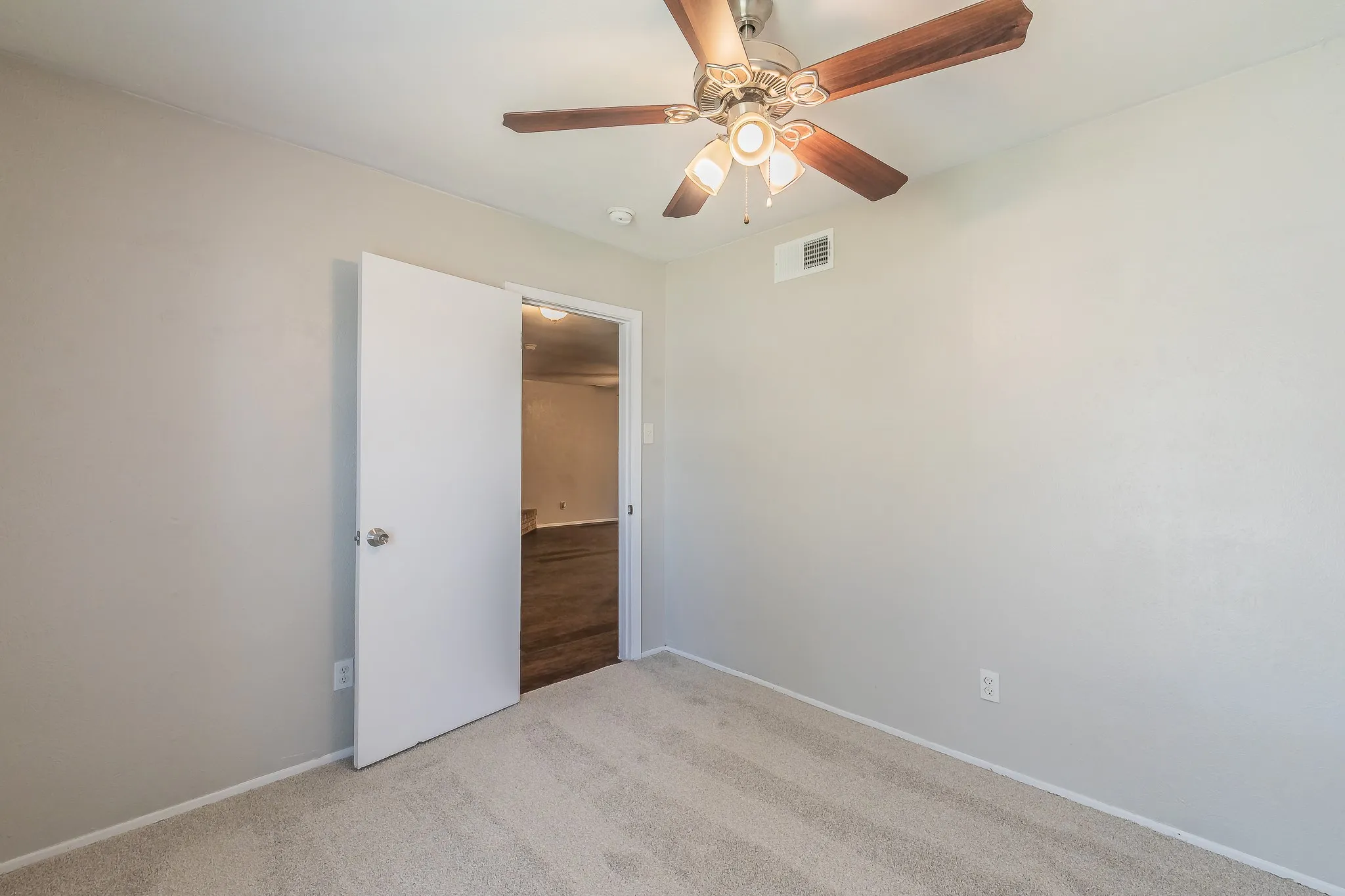 Single Family Residence For Sale in Tarrant County , 2817 Eddie Place, Fort Worth, Texas 76140, 3 Bedroom, 2 Bathroom, 2 Garage spaces, 1,153 Sqft, built in 1978, mls#21353483, Real Estate Agent in Fort Worth, Homes For Sale in Tarrant county, Homes For Sale in Fort Worth, Realtor in Fort Worth Texas, Real Estate Brokerage Independent Realty Texas, Luminita Cordes Realtor