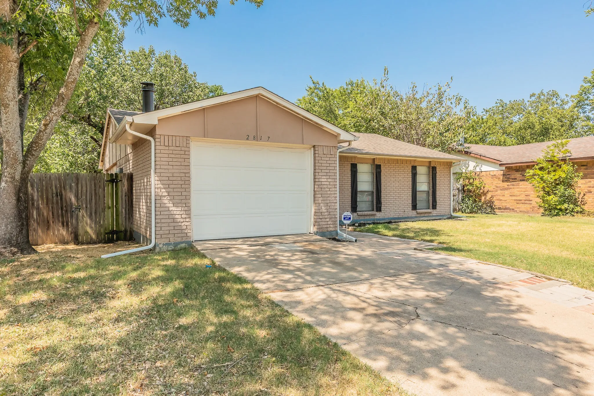 Single Family Residence For Sale in Tarrant County , 2817 Eddie Place, Fort Worth, Texas 76140, 3 Bedroom, 2 Bathroom, 2 Garage spaces, 1,153 Sqft, built in 1978, mls#21353483, Real Estate Agent in Fort Worth, Homes For Sale in Tarrant county, Homes For Sale in Fort Worth, Realtor in Fort Worth Texas, Real Estate Brokerage Independent Realty Texas, Luminita Cordes Realtor