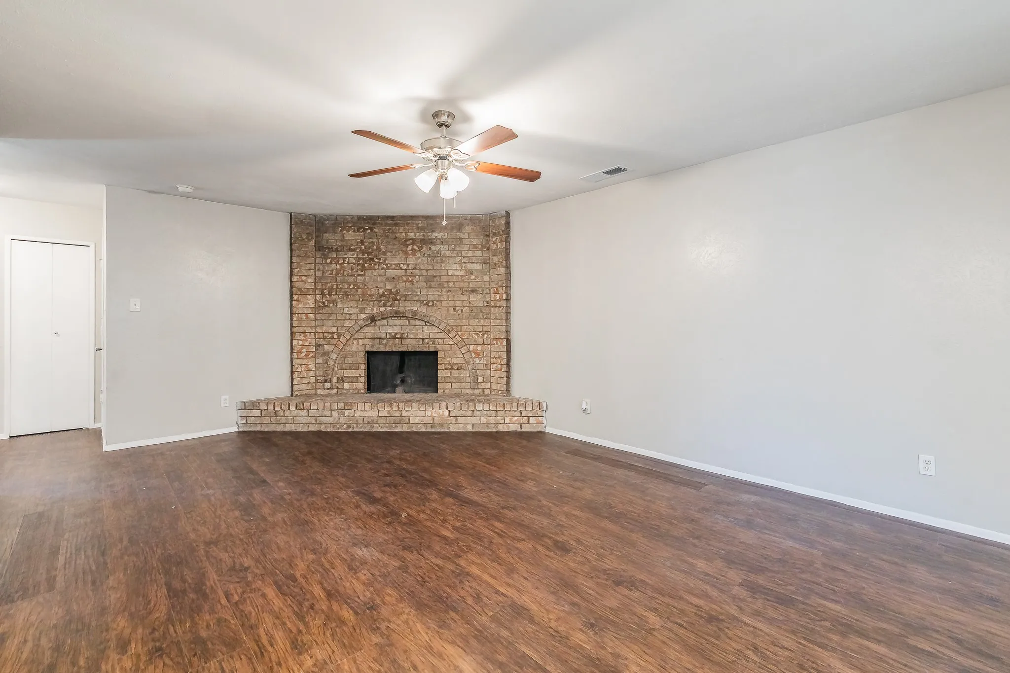 Single Family Residence For Sale in Tarrant County , 2817 Eddie Place, Fort Worth, Texas 76140, 3 Bedroom, 2 Bathroom, 2 Garage spaces, 1,153 Sqft, built in 1978, mls#21353483, Real Estate Agent in Fort Worth, Homes For Sale in Tarrant county, Homes For Sale in Fort Worth, Realtor in Fort Worth Texas, Real Estate Brokerage Independent Realty Texas, Luminita Cordes Realtor
