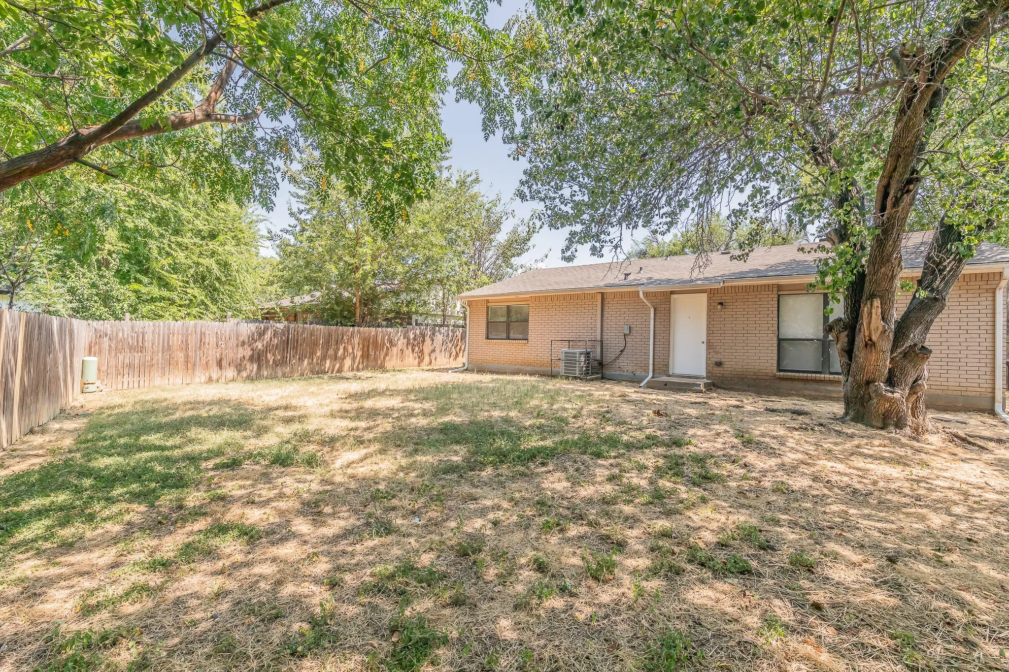 Single Family Residence For Sale in Tarrant County , 2817 Eddie Place, Fort Worth, Texas 76140, 3 Bedroom, 2 Bathroom, 2 Garage spaces, 1,153 Sqft, built in 1978, mls#21353483, Real Estate Agent in Fort Worth, Homes For Sale in Tarrant county, Homes For Sale in Fort Worth, Realtor in Fort Worth Texas, Real Estate Brokerage Independent Realty Texas, Luminita Cordes Realtor