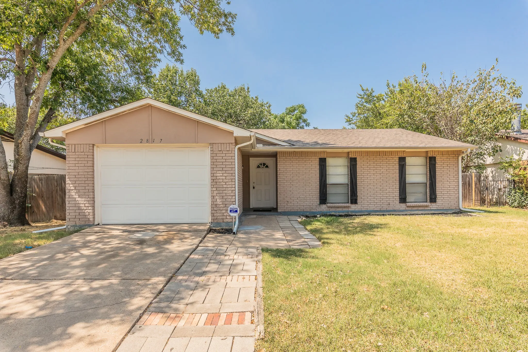 Single Family Residence For Sale in Tarrant County , 2817 Eddie Place, Fort Worth, Texas 76140, 3 Bedroom, 2 Bathroom, 2 Garage spaces, 1,153 Sqft, built in 1978, mls#21353483, Real Estate Agent in Fort Worth, Homes For Sale in Tarrant county, Homes For Sale in Fort Worth, Realtor in Fort Worth Texas, Real Estate Brokerage Independent Realty Texas, Luminita Cordes Realtor