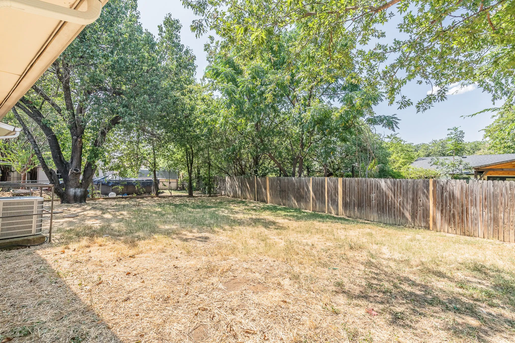 Single Family Residence For Sale in Tarrant County , 2817 Eddie Place, Fort Worth, Texas 76140, 3 Bedroom, 2 Bathroom, 2 Garage spaces, 1,153 Sqft, built in 1978, mls#21353483, Real Estate Agent in Fort Worth, Homes For Sale in Tarrant county, Homes For Sale in Fort Worth, Realtor in Fort Worth Texas, Real Estate Brokerage Independent Realty Texas, Luminita Cordes Realtor