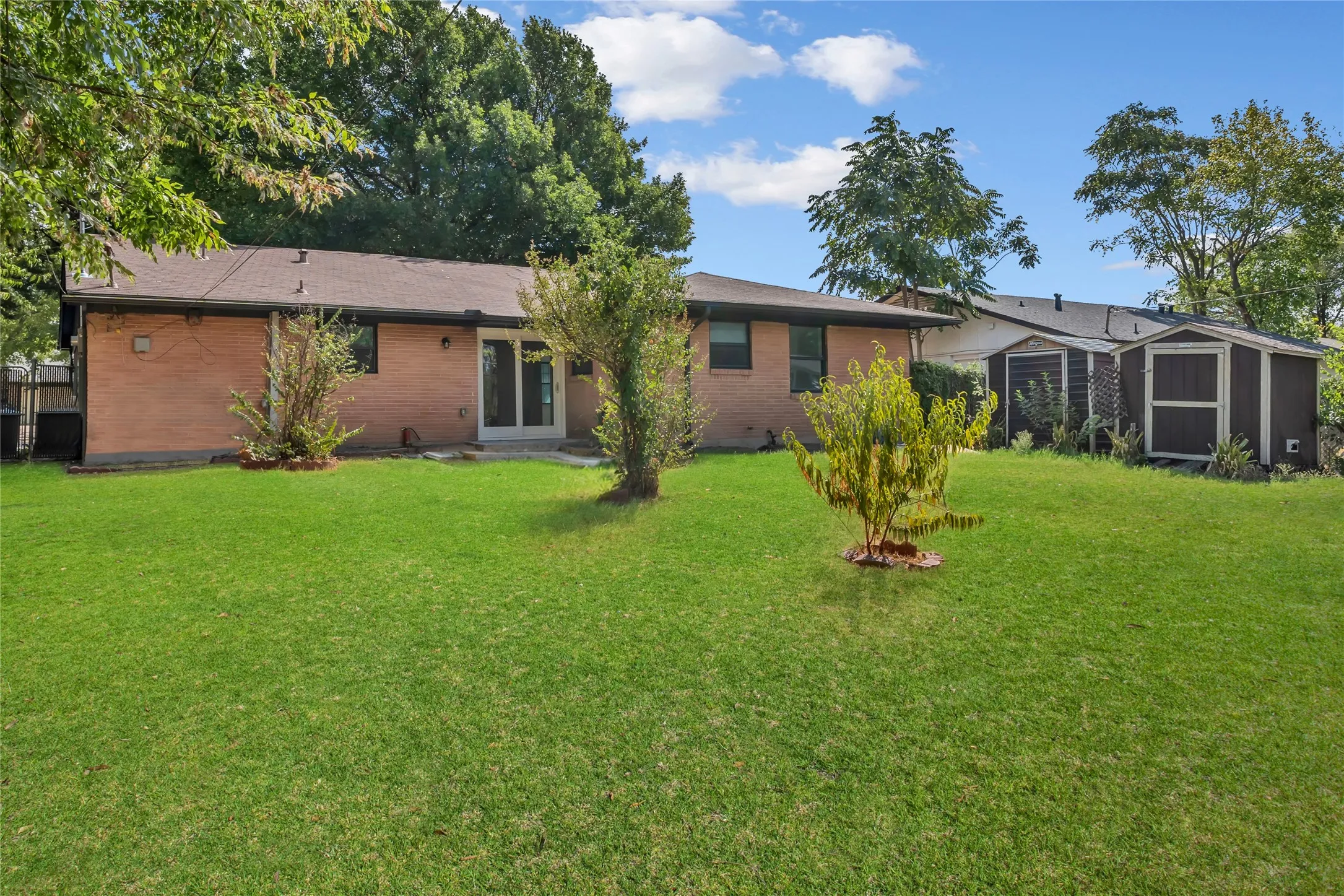 Single Family Residence For Sale in Dallas County , 7207 Greenspan Avenue, Dallas, Texas 75232, 3 Bedroom, 2 Bathroom, Garage spaces, 1,650 Sqft, built in 1958, mls#21351249, Real Estate Agent in Dallas, Homes For Sale in Dallas county, Homes For Sale in Dallas, Realtor in Dallas Texas, Real Estate Brokerage Independent Realty Texas, Luminita Cordes Realtor