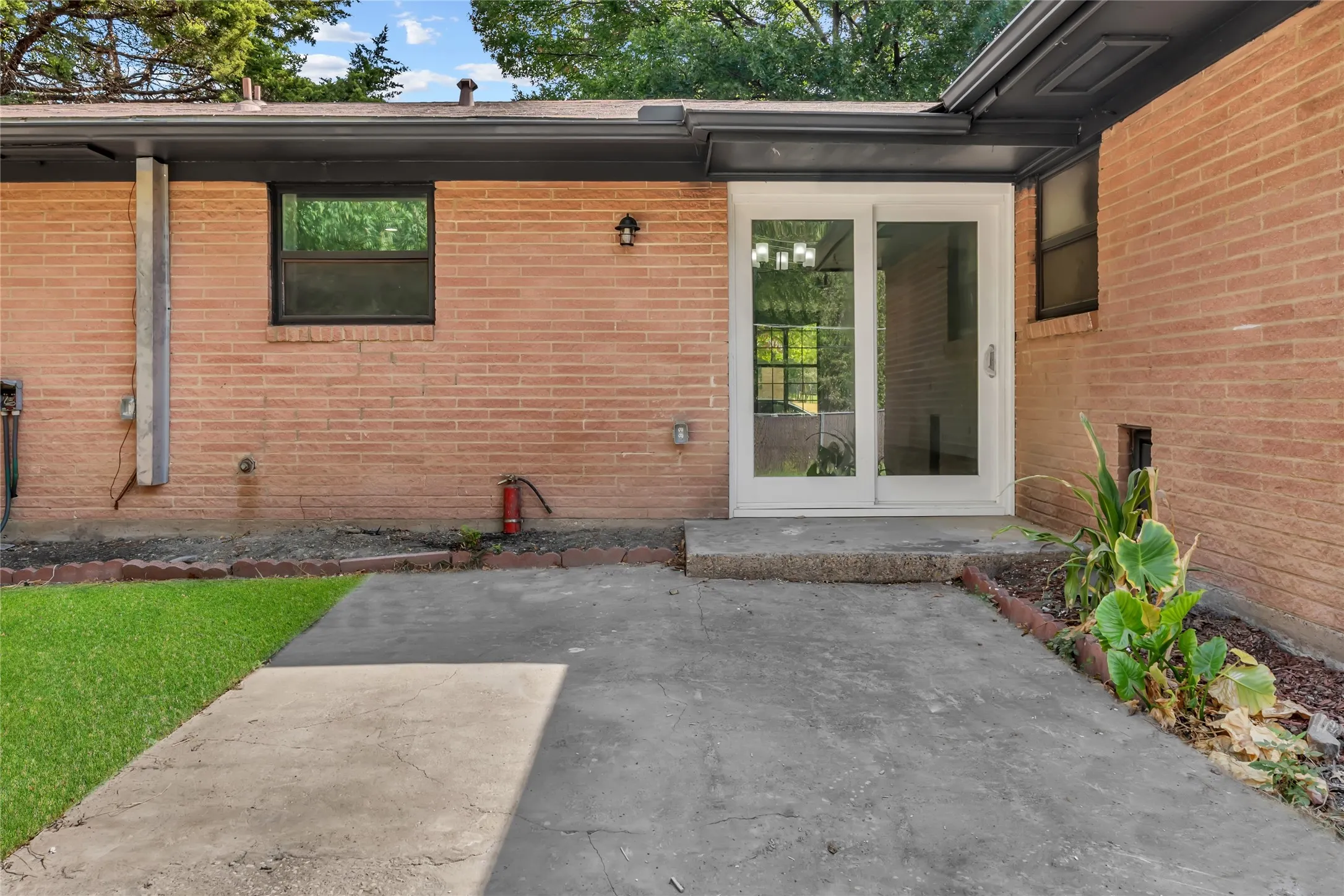Single Family Residence For Sale in Dallas County , 7207 Greenspan Avenue, Dallas, Texas 75232, 3 Bedroom, 2 Bathroom, Garage spaces, 1,650 Sqft, built in 1958, mls#21351249, Real Estate Agent in Dallas, Homes For Sale in Dallas county, Homes For Sale in Dallas, Realtor in Dallas Texas, Real Estate Brokerage Independent Realty Texas, Luminita Cordes Realtor