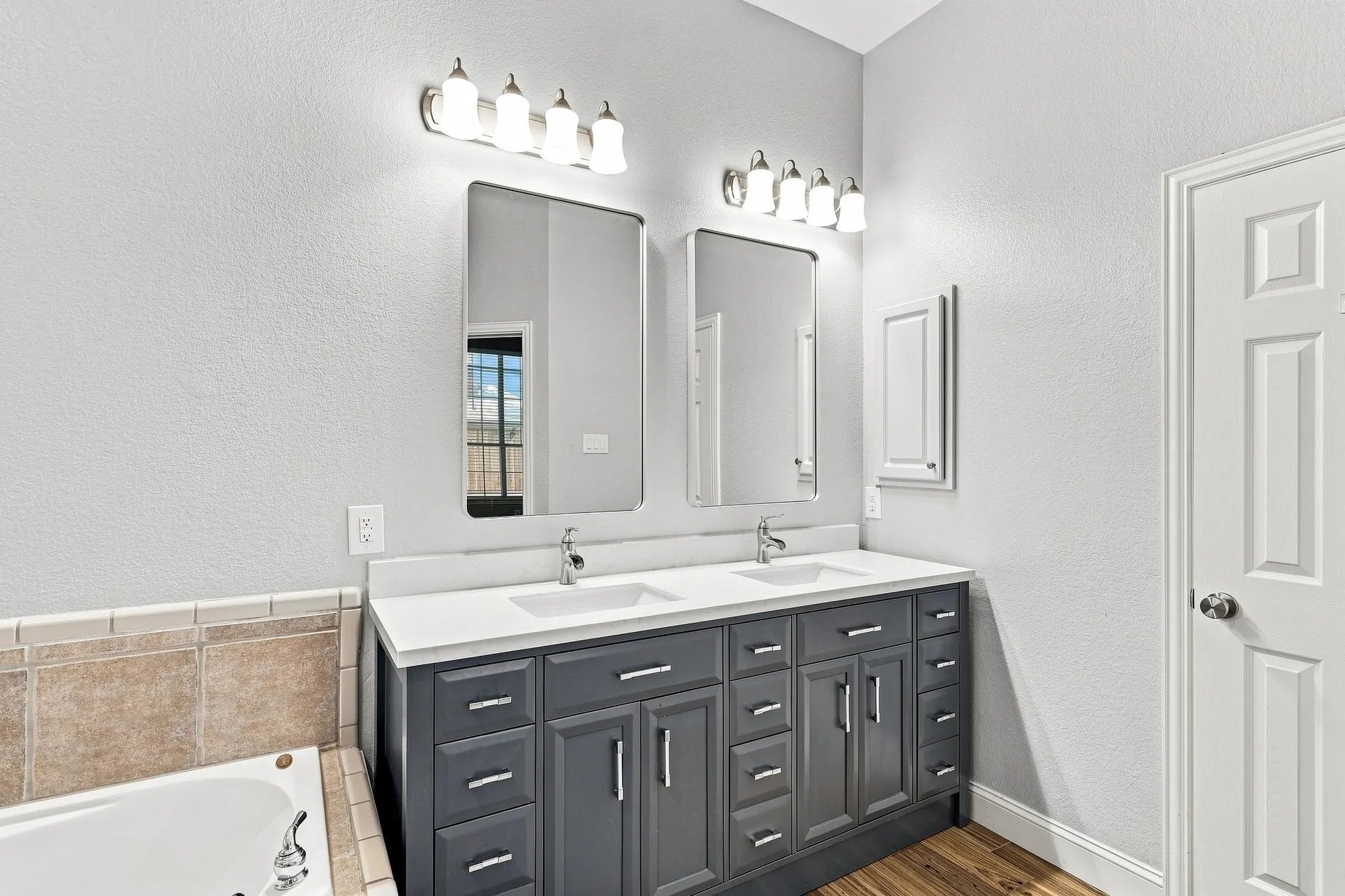 Dual sinks and nice storage.