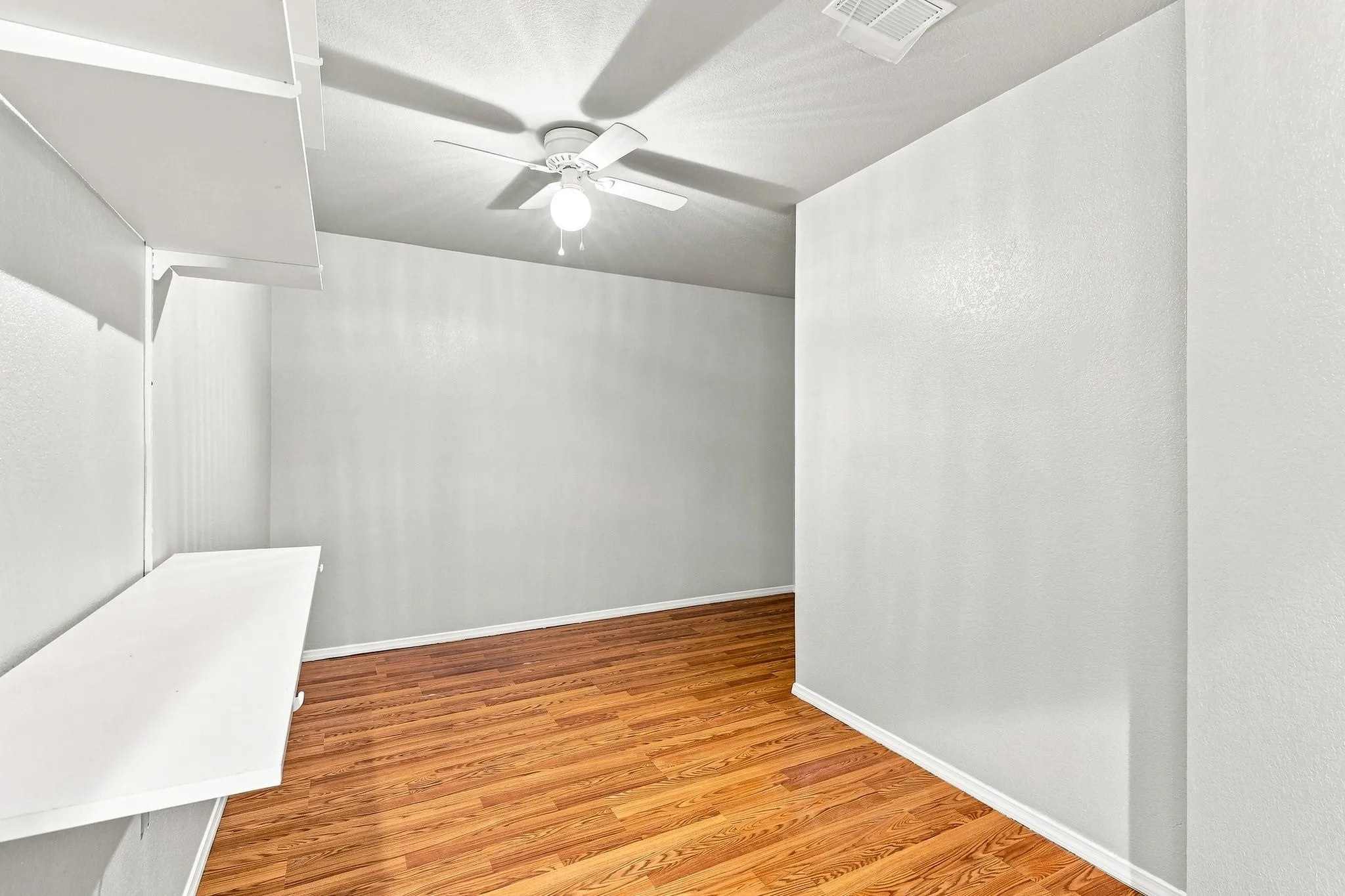 At the top of the stairs you find a bonus room that could be another small bedroom, the perfect craft room or airconditioned storage!
