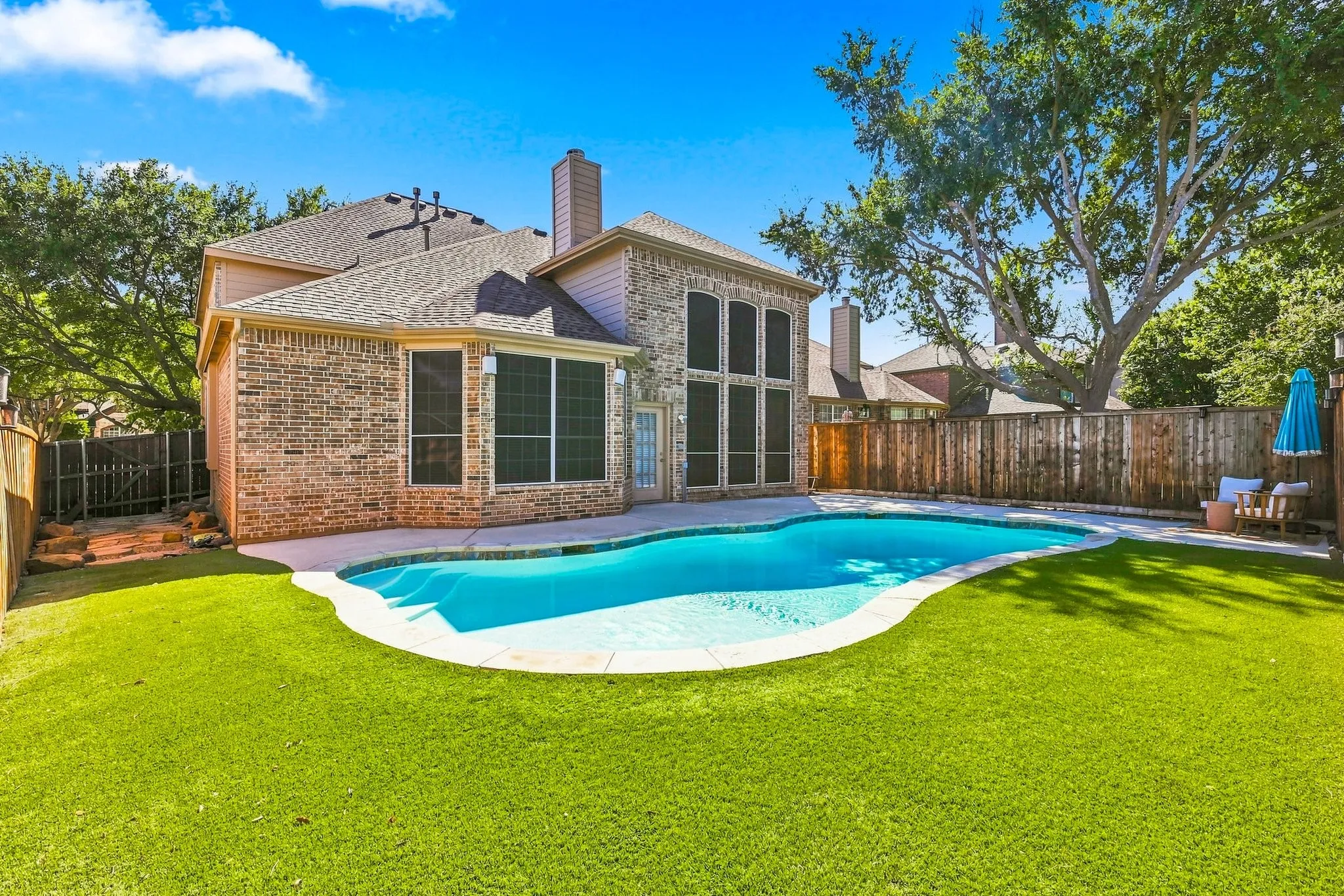 Step out back to LOW MAINTENANCE living! Turfed yard space means year round green and easy upkeep!