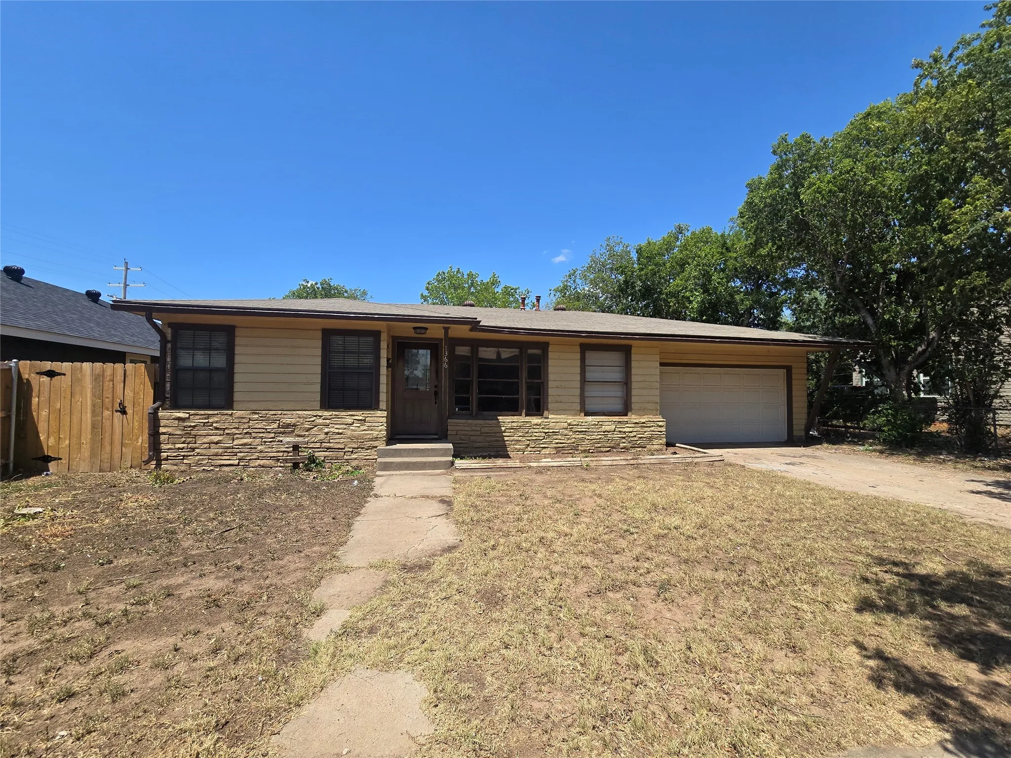 Single Family Residence For Sale in Taylor County , 1366 Peach Street, Abilene, Texas 79602, 3 Bedroom, 1 Bathroom, 1 Garage spaces, 1,094 Sqft, built in 1951, mls#21354947, Real Estate Agent in Abilene, Homes For Sale in Taylor county, Homes For Sale in Abilene, Realtor in Abilene Texas, Real Estate Brokerage Independent Realty Texas, Luminita Cordes Realtor