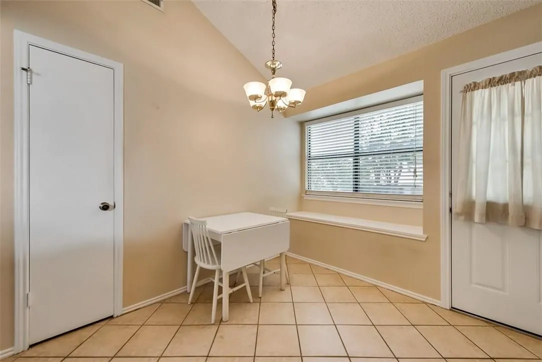 Recessed window with a built-in ledge