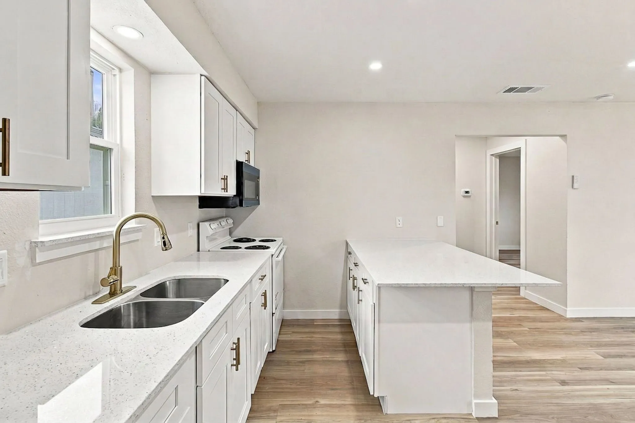 Single Family Residence For Rent in Tarrant County , 1504 Coral Cut Off, Pelican Bay, Texas 76020, 2 Bedroom, 1 Bathroom, 1 Garage spaces, 696 Sqft, built in 1985, mls#21354262, Real Estate Agent in Pelican Bay, Homes For Rent in Tarrant county, Homes For Rent in Pelican Bay, Realtor in Pelican Bay Texas, Real Estate Brokerage Independent Realty Texas, Luminita Cordes Realtor