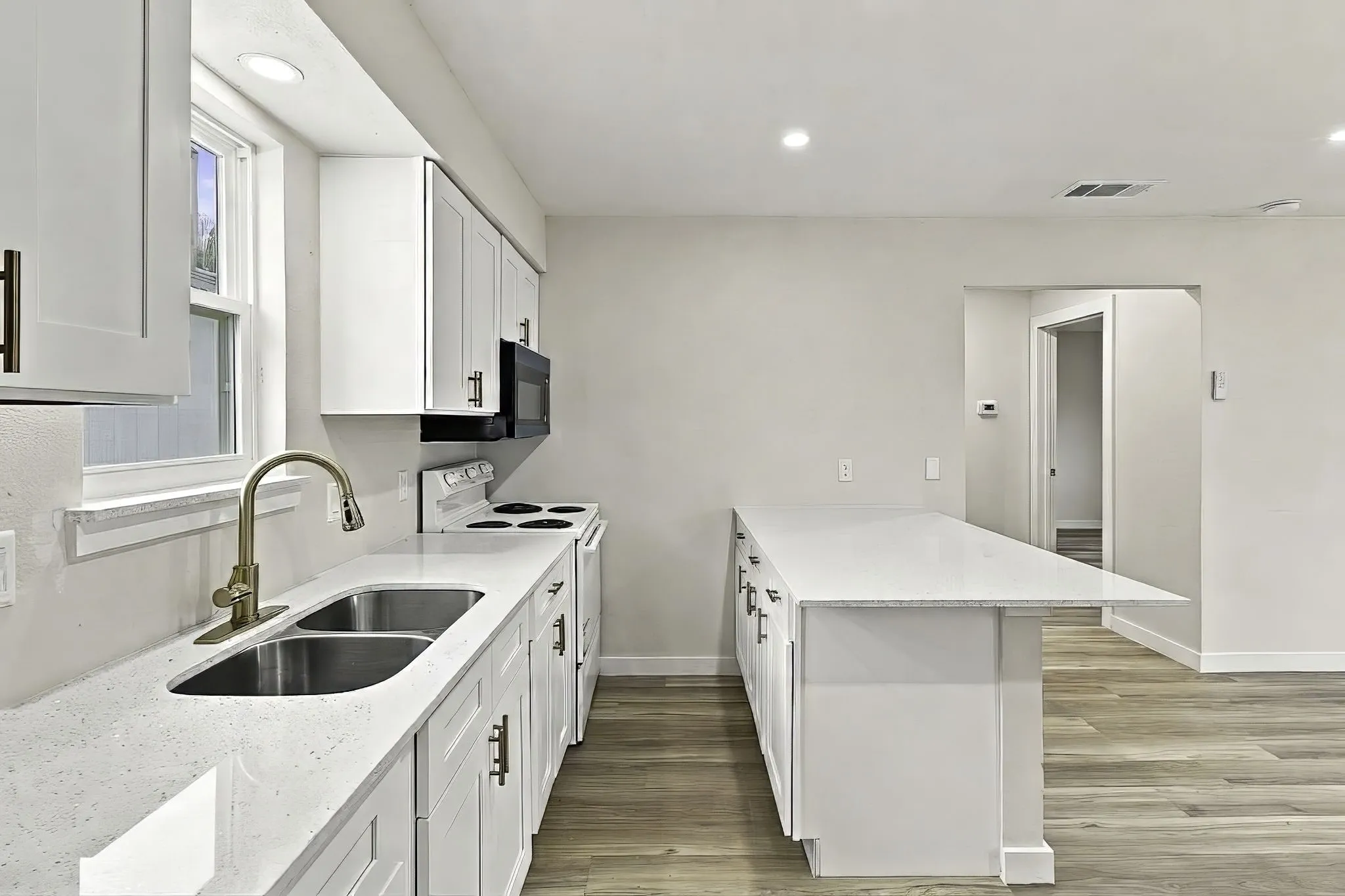 Single Family Residence For Rent in Tarrant County , 1504 Coral Cut Off, Pelican Bay, Texas 76020, 2 Bedroom, 1 Bathroom, 1 Garage spaces, 696 Sqft, built in 1985, mls#21354262, Real Estate Agent in Pelican Bay, Homes For Rent in Tarrant county, Homes For Rent in Pelican Bay, Realtor in Pelican Bay Texas, Real Estate Brokerage Independent Realty Texas, Luminita Cordes Realtor