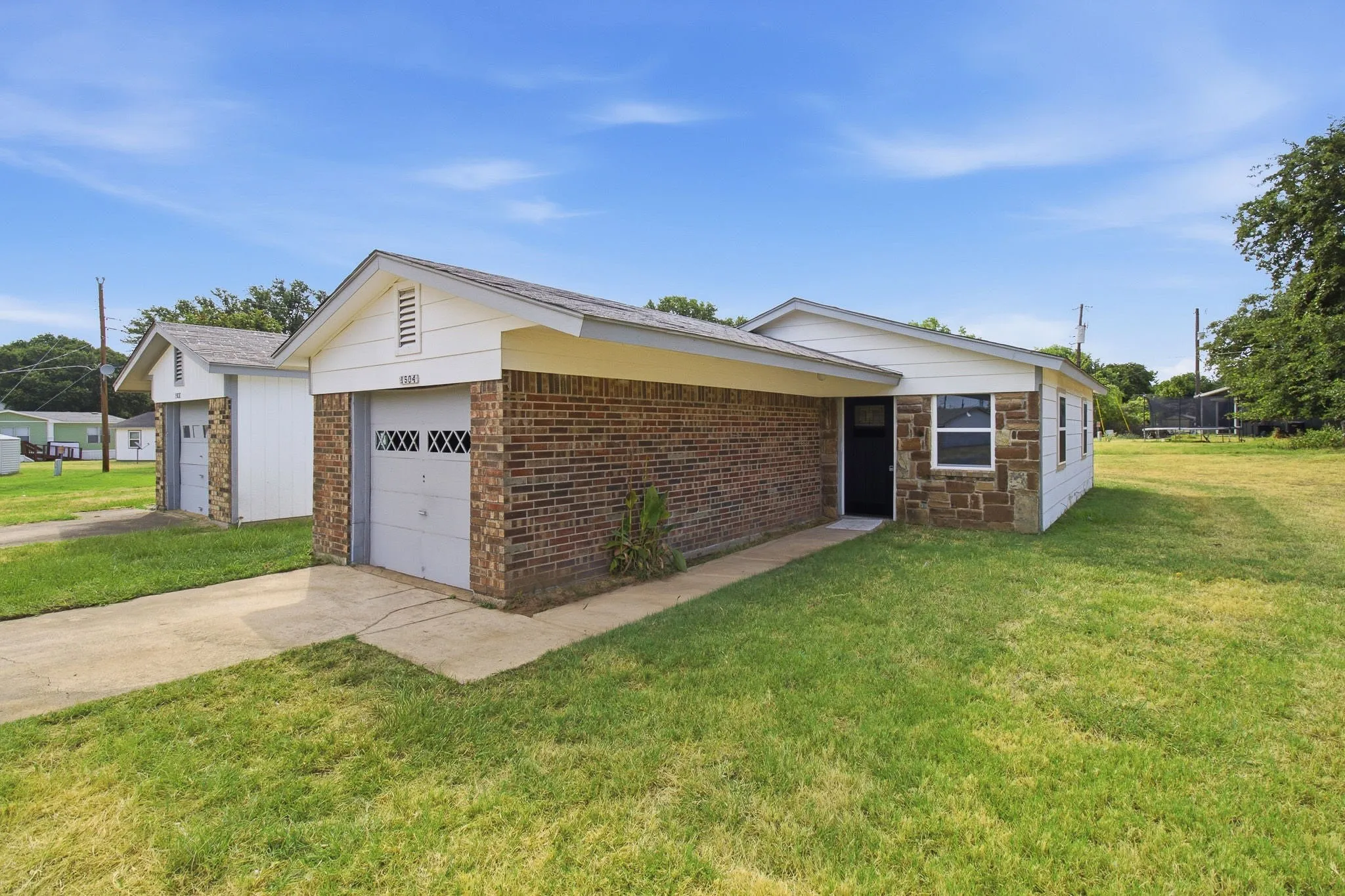 Single Family Residence For Rent in Tarrant County , 1504 Coral Cut Off, Pelican Bay, Texas 76020, 2 Bedroom, 1 Bathroom, 1 Garage spaces, 696 Sqft, built in 1985, mls#21354262, Real Estate Agent in Pelican Bay, Homes For Rent in Tarrant county, Homes For Rent in Pelican Bay, Realtor in Pelican Bay Texas, Real Estate Brokerage Independent Realty Texas, Luminita Cordes Realtor