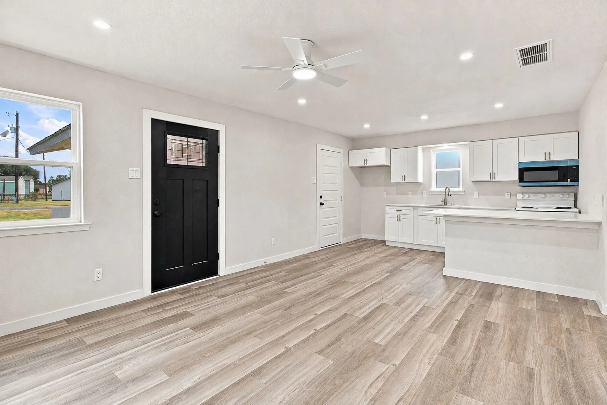 Single Family Residence For Rent in Tarrant County , 1504 Coral Cut Off, Pelican Bay, Texas 76020, 2 Bedroom, 1 Bathroom, 1 Garage spaces, 696 Sqft, built in 1985, mls#21354262, Real Estate Agent in Pelican Bay, Homes For Rent in Tarrant county, Homes For Rent in Pelican Bay, Realtor in Pelican Bay Texas, Real Estate Brokerage Independent Realty Texas, Luminita Cordes Realtor