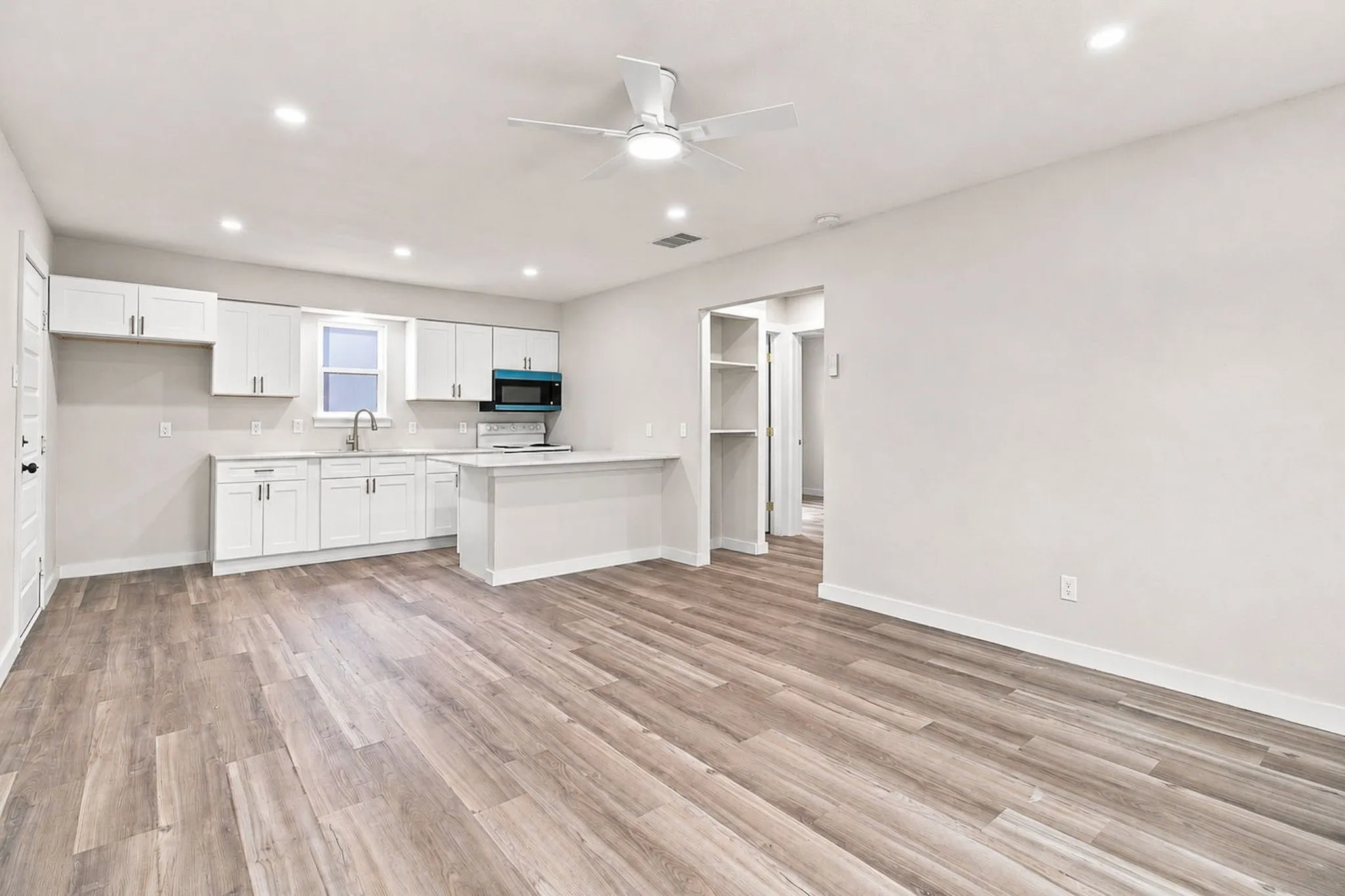 Single Family Residence For Rent in Tarrant County , 1504 Coral Cut Off, Pelican Bay, Texas 76020, 2 Bedroom, 1 Bathroom, 1 Garage spaces, 696 Sqft, built in 1985, mls#21354262, Real Estate Agent in Pelican Bay, Homes For Rent in Tarrant county, Homes For Rent in Pelican Bay, Realtor in Pelican Bay Texas, Real Estate Brokerage Independent Realty Texas, Luminita Cordes Realtor