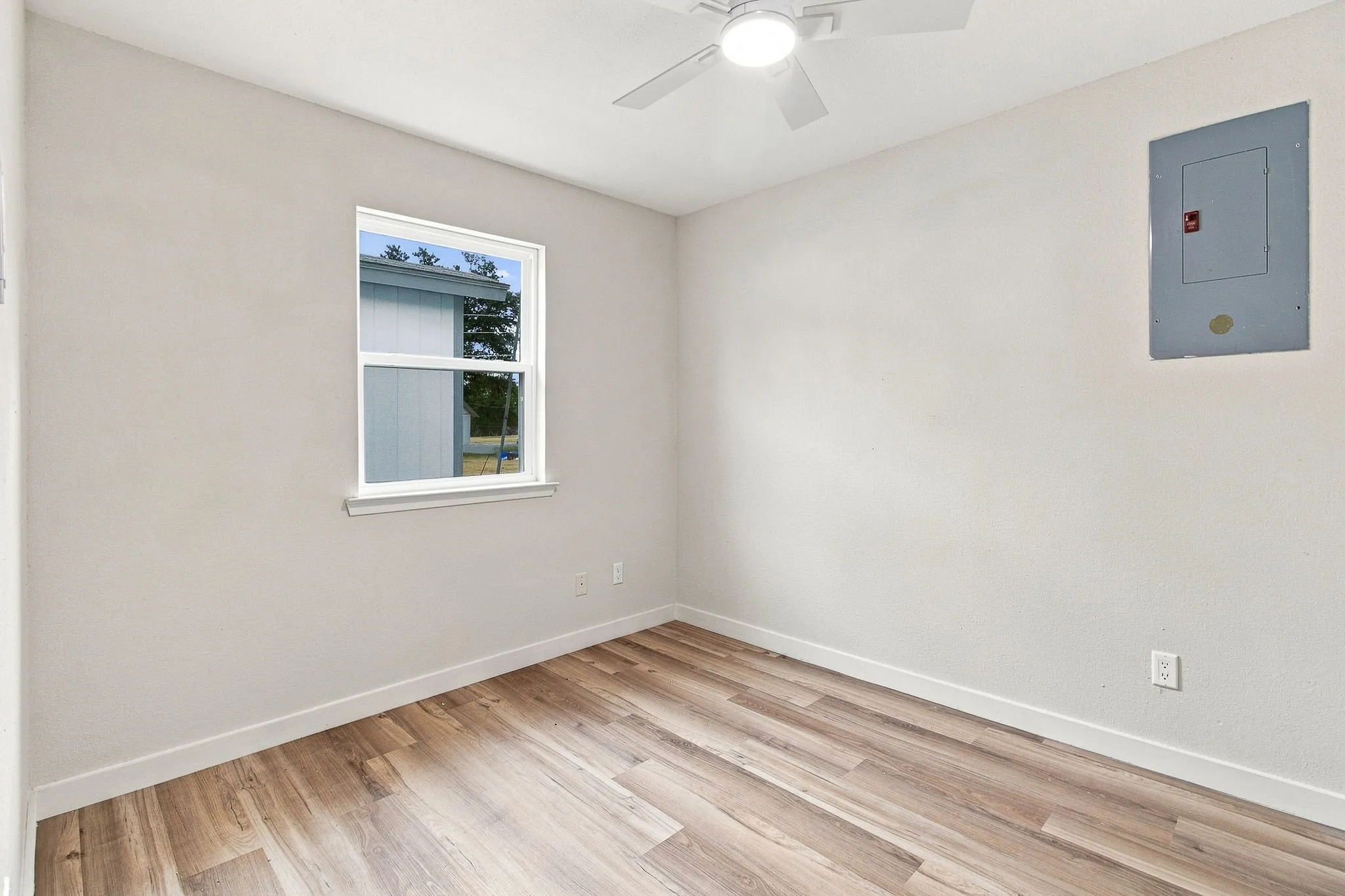 Single Family Residence For Rent in Tarrant County , 1504 Coral Cut Off, Pelican Bay, Texas 76020, 2 Bedroom, 1 Bathroom, 1 Garage spaces, 696 Sqft, built in 1985, mls#21354262, Real Estate Agent in Pelican Bay, Homes For Rent in Tarrant county, Homes For Rent in Pelican Bay, Realtor in Pelican Bay Texas, Real Estate Brokerage Independent Realty Texas, Luminita Cordes Realtor