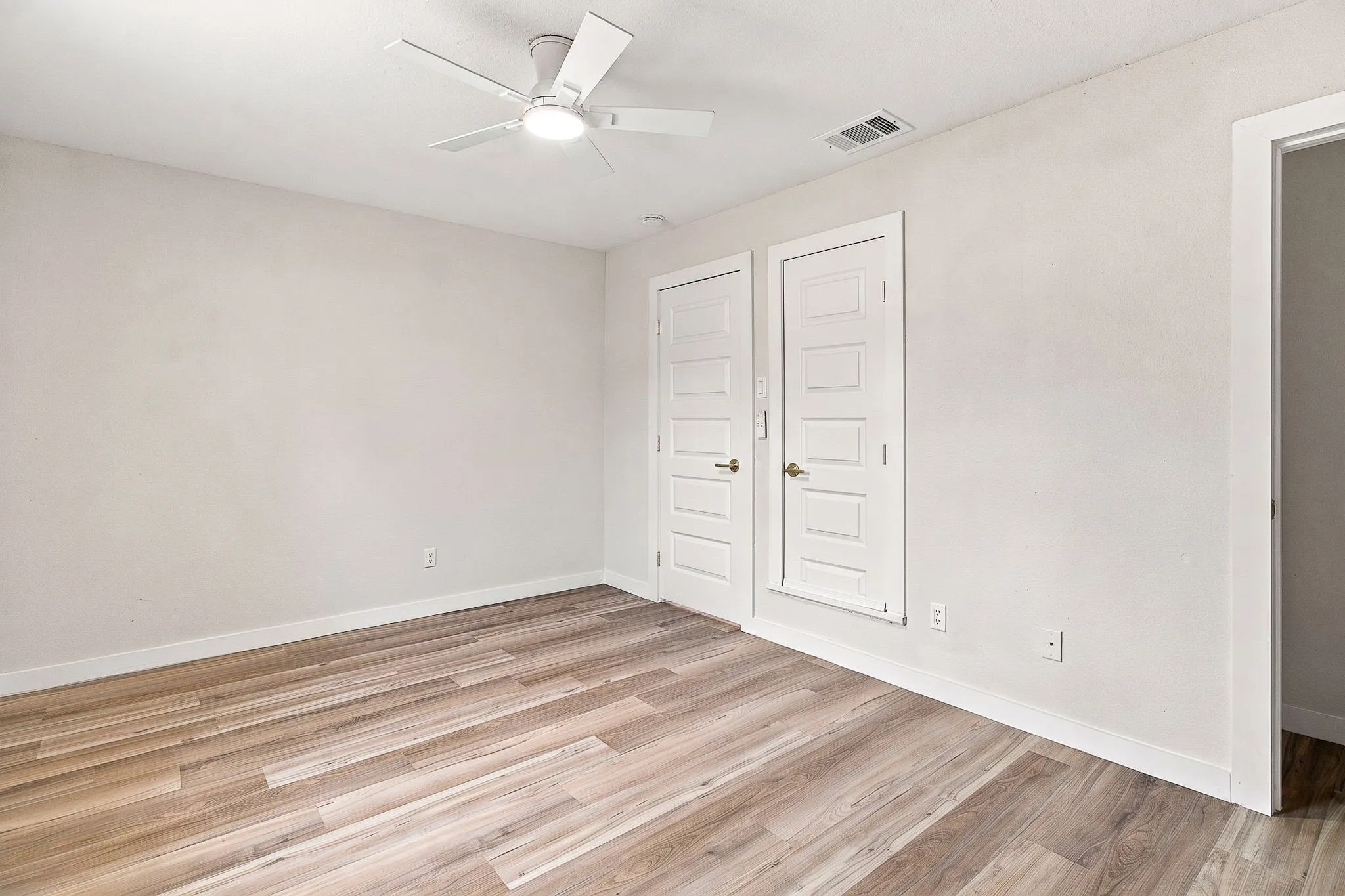 Single Family Residence For Rent in Tarrant County , 1504 Coral Cut Off, Pelican Bay, Texas 76020, 2 Bedroom, 1 Bathroom, 1 Garage spaces, 696 Sqft, built in 1985, mls#21354262, Real Estate Agent in Pelican Bay, Homes For Rent in Tarrant county, Homes For Rent in Pelican Bay, Realtor in Pelican Bay Texas, Real Estate Brokerage Independent Realty Texas, Luminita Cordes Realtor