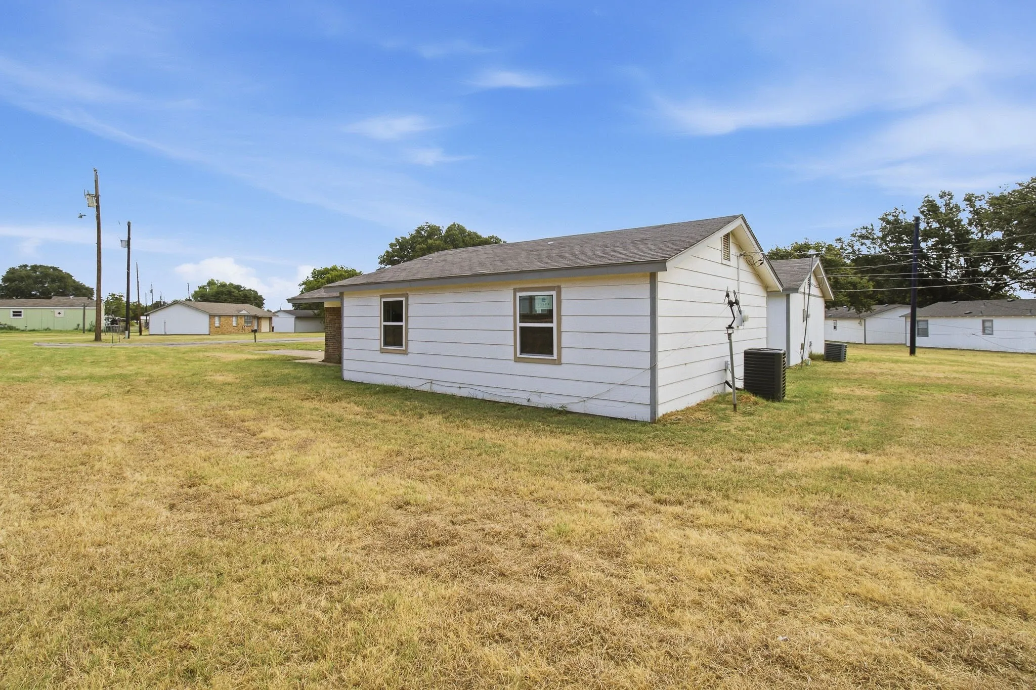Single Family Residence For Rent in Tarrant County , 1504 Coral Cut Off, Pelican Bay, Texas 76020, 2 Bedroom, 1 Bathroom, 1 Garage spaces, 696 Sqft, built in 1985, mls#21354262, Real Estate Agent in Pelican Bay, Homes For Rent in Tarrant county, Homes For Rent in Pelican Bay, Realtor in Pelican Bay Texas, Real Estate Brokerage Independent Realty Texas, Luminita Cordes Realtor