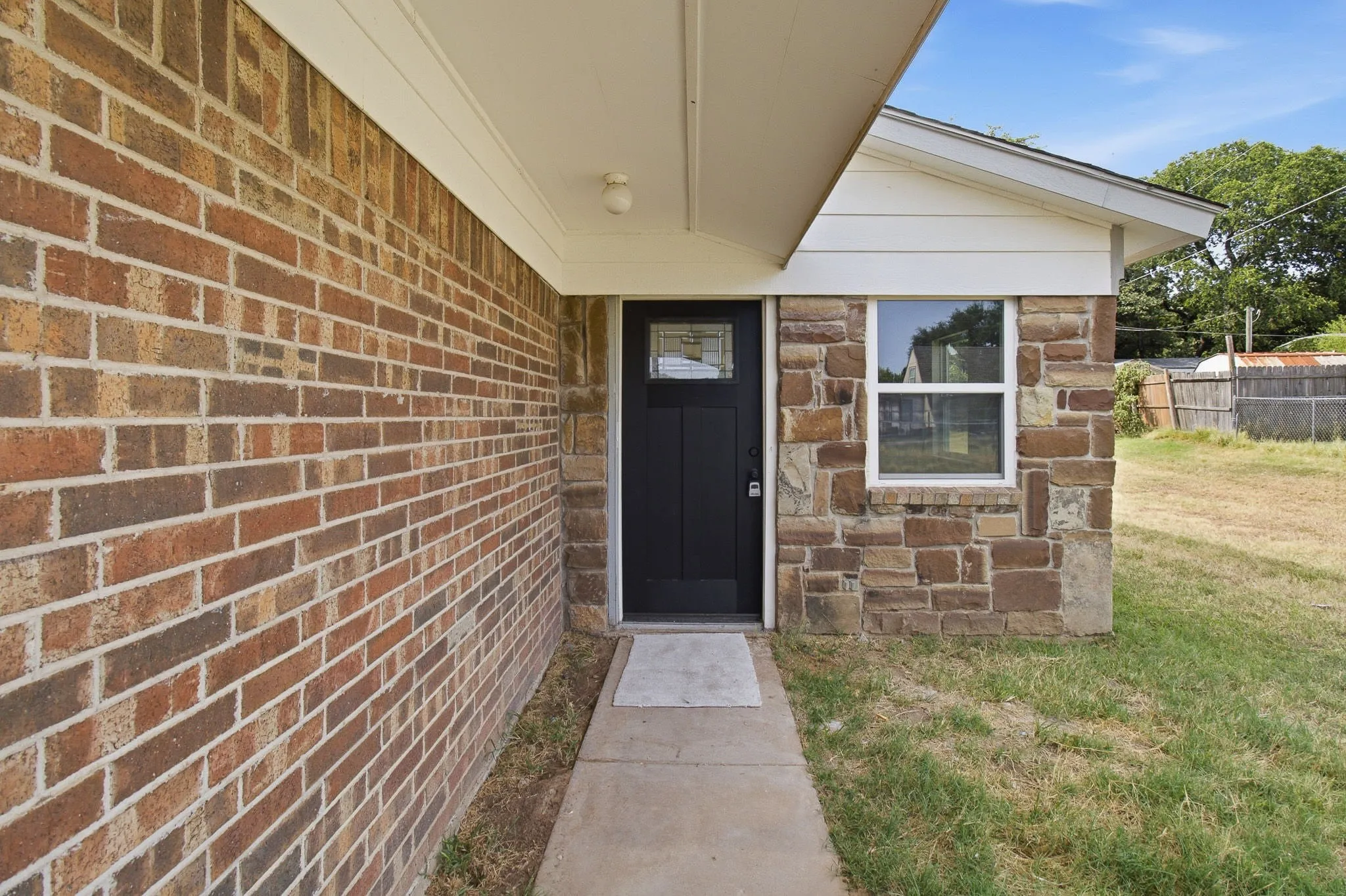 Single Family Residence For Rent in Tarrant County , 1504 Coral Cut Off, Pelican Bay, Texas 76020, 2 Bedroom, 1 Bathroom, 1 Garage spaces, 696 Sqft, built in 1985, mls#21354262, Real Estate Agent in Pelican Bay, Homes For Rent in Tarrant county, Homes For Rent in Pelican Bay, Realtor in Pelican Bay Texas, Real Estate Brokerage Independent Realty Texas, Luminita Cordes Realtor