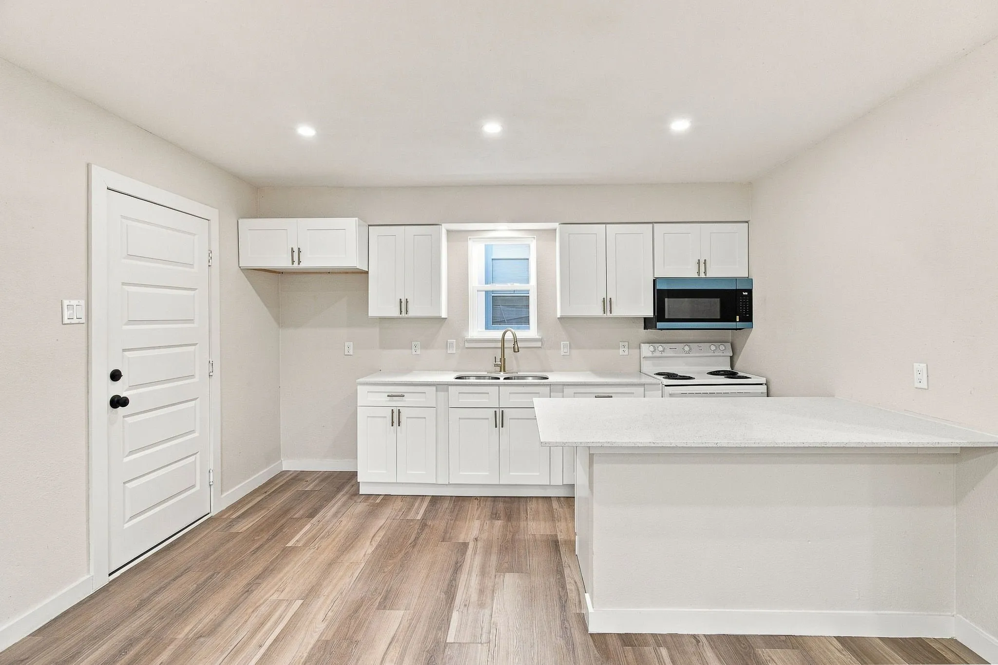Single Family Residence For Rent in Tarrant County , 1504 Coral Cut Off, Pelican Bay, Texas 76020, 2 Bedroom, 1 Bathroom, 1 Garage spaces, 696 Sqft, built in 1985, mls#21354262, Real Estate Agent in Pelican Bay, Homes For Rent in Tarrant county, Homes For Rent in Pelican Bay, Realtor in Pelican Bay Texas, Real Estate Brokerage Independent Realty Texas, Luminita Cordes Realtor