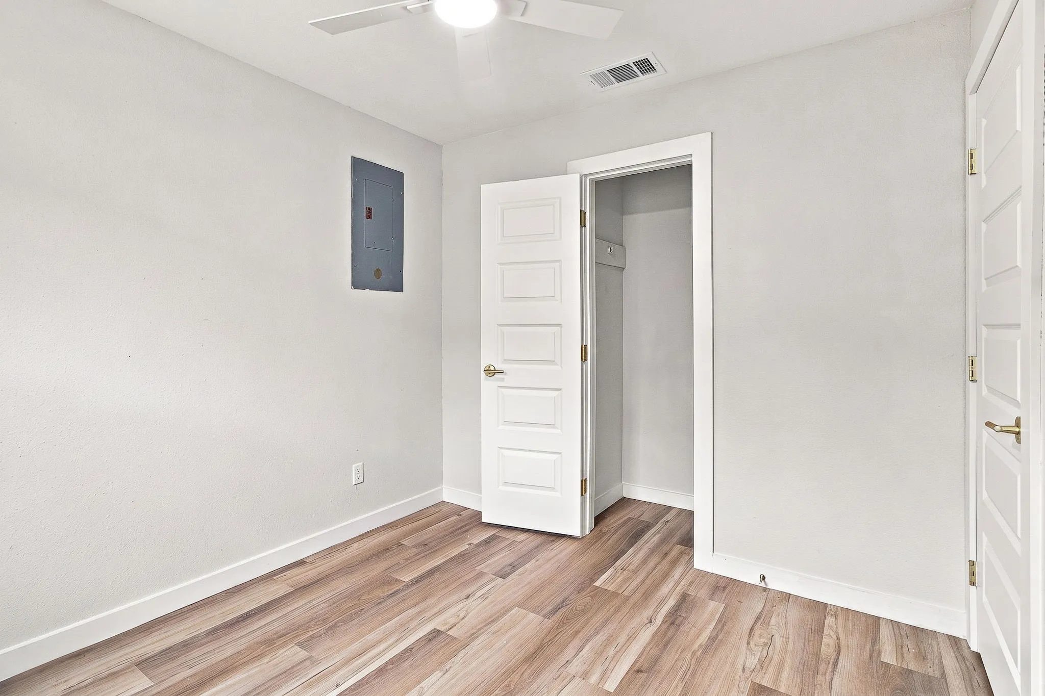 Single Family Residence For Rent in Tarrant County , 1504 Coral Cut Off, Pelican Bay, Texas 76020, 2 Bedroom, 1 Bathroom, 1 Garage spaces, 696 Sqft, built in 1985, mls#21354262, Real Estate Agent in Pelican Bay, Homes For Rent in Tarrant county, Homes For Rent in Pelican Bay, Realtor in Pelican Bay Texas, Real Estate Brokerage Independent Realty Texas, Luminita Cordes Realtor