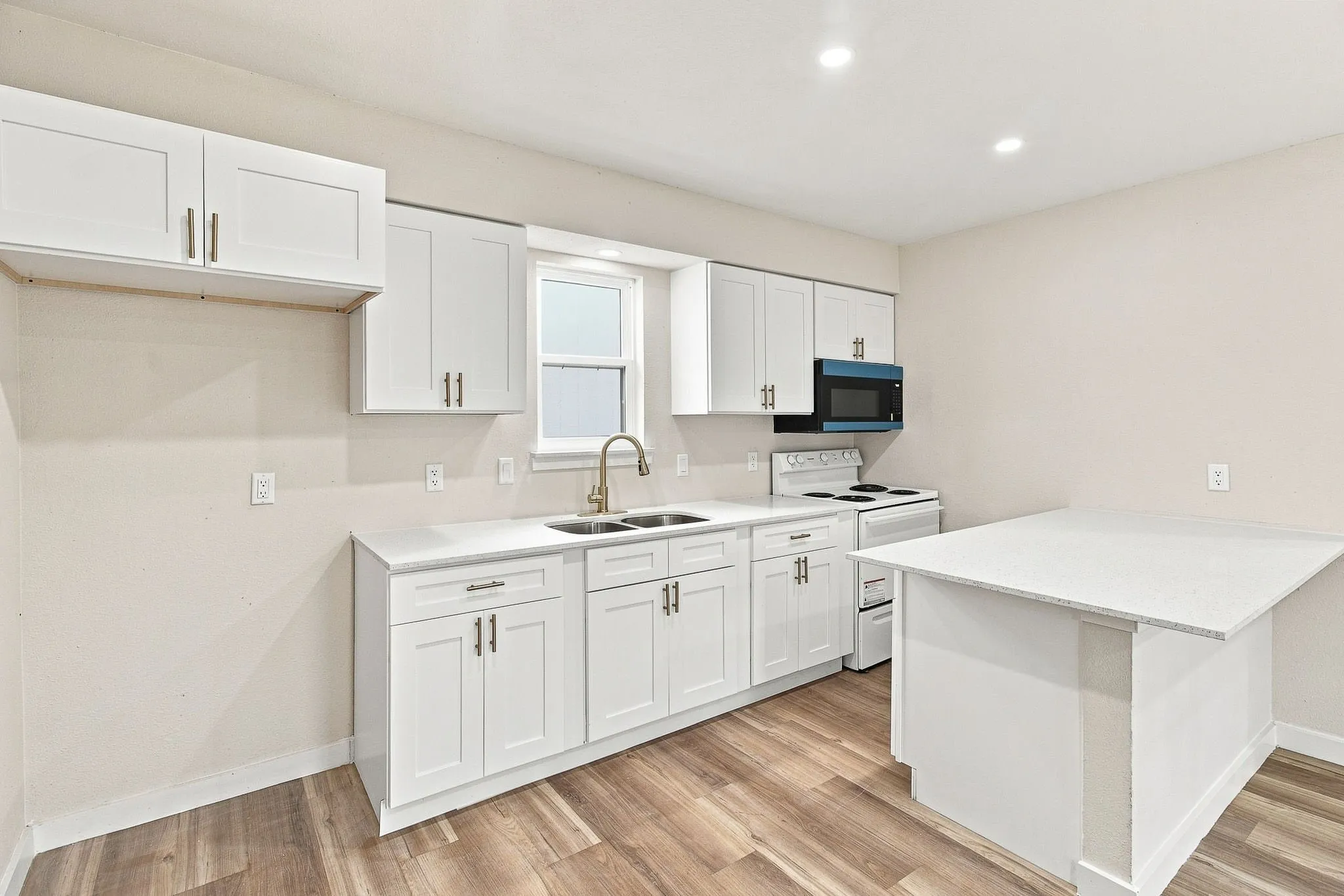 Single Family Residence For Rent in Tarrant County , 1504 Coral Cut Off, Pelican Bay, Texas 76020, 2 Bedroom, 1 Bathroom, 1 Garage spaces, 696 Sqft, built in 1985, mls#21354262, Real Estate Agent in Pelican Bay, Homes For Rent in Tarrant county, Homes For Rent in Pelican Bay, Realtor in Pelican Bay Texas, Real Estate Brokerage Independent Realty Texas, Luminita Cordes Realtor