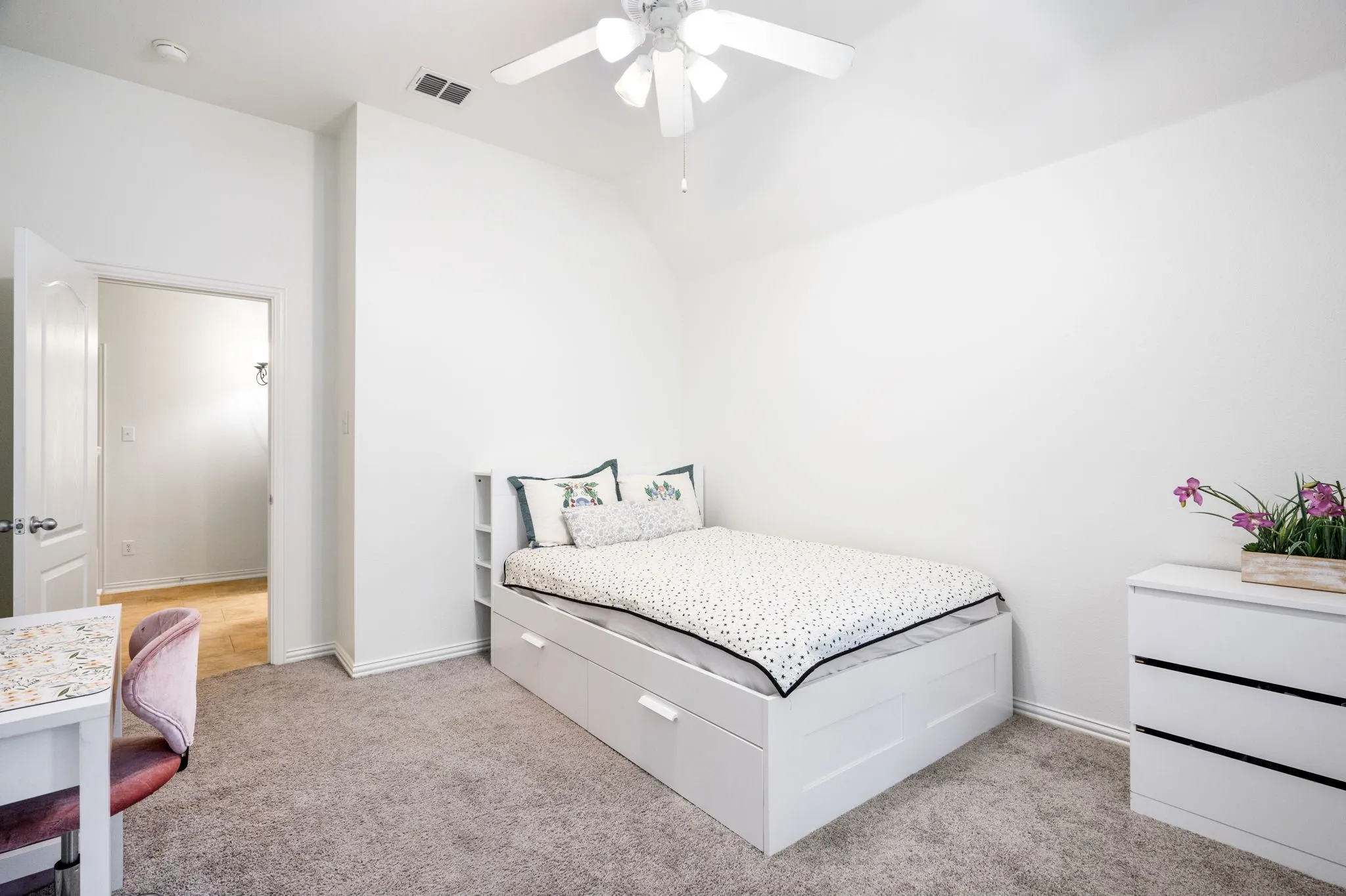 Single Family Residence For Sale in Denton County , 804 SWORD BRIDGE Drive, Lewisville, Texas 75056, 4 Bedroom, 4 Bathroom, 2 Garage spaces, 3,800 Sqft, built in 2004, mls#21332631, Real Estate Agent in Lewisville, Homes For Sale in Denton county, Homes For Sale in Lewisville, Realtor in Lewisville Texas, Real Estate Brokerage Independent Realty Texas, Luminita Cordes Realtor