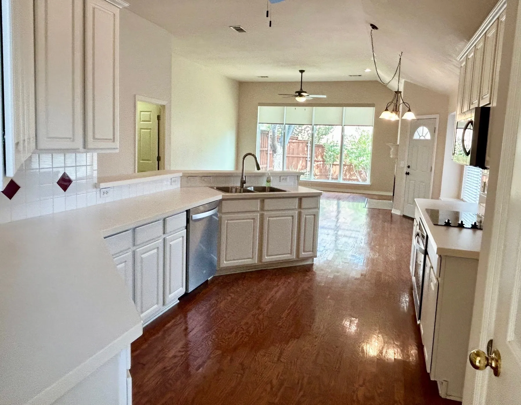 Single Family Residence For Sale in Denton County , 409 Crestview Point Drive, Lewisville, Texas 75067, 4 Bedroom, 2 Bathroom, 2 Garage spaces, 2,113 Sqft, built in 1997, mls#21354728, Real Estate Agent in Lewisville, Homes For Sale in Denton county, Homes For Sale in Lewisville, Realtor in Lewisville Texas, Real Estate Brokerage Independent Realty Texas, Luminita Cordes Realtor