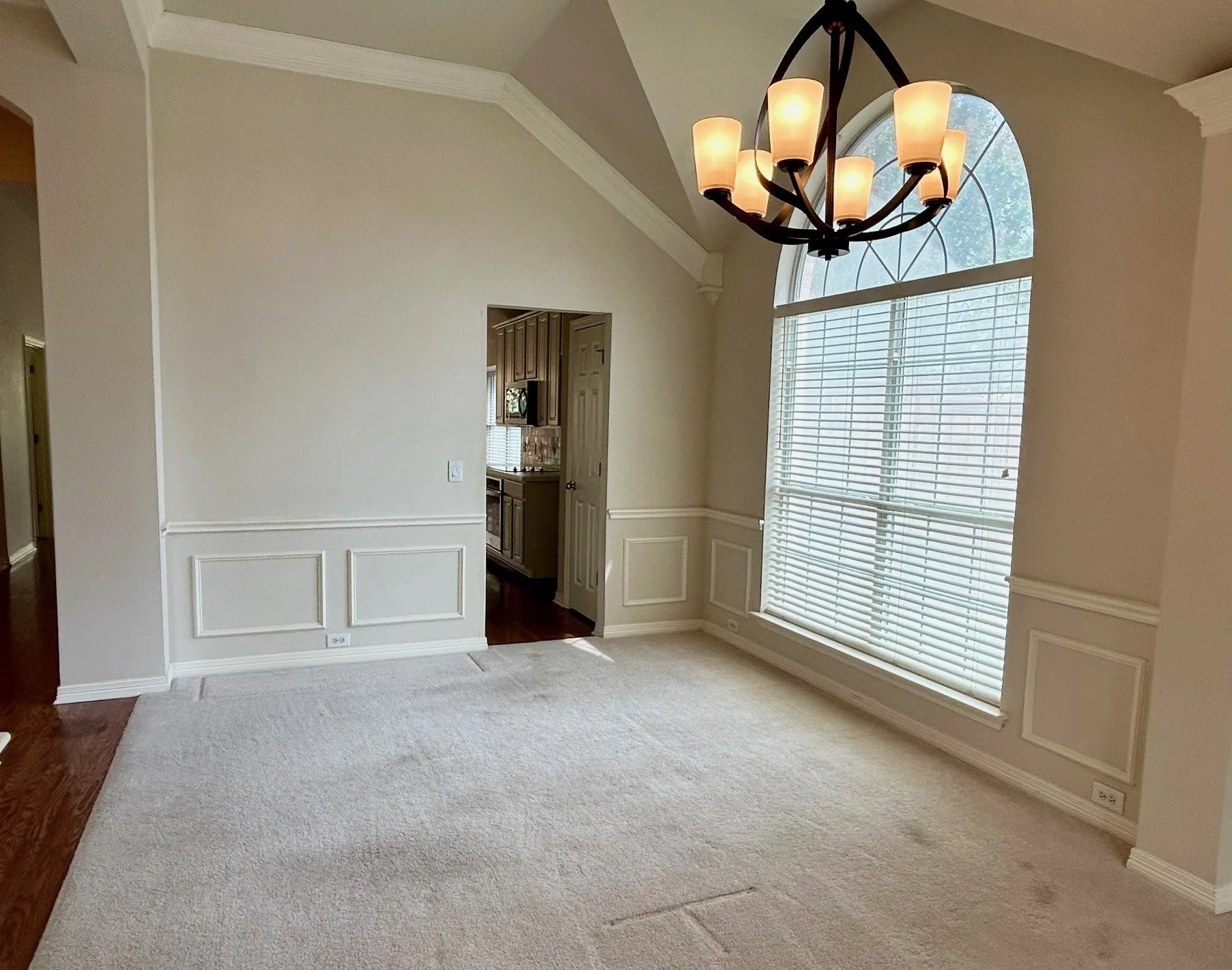 Single Family Residence For Sale in Denton County , 409 Crestview Point Drive, Lewisville, Texas 75067, 4 Bedroom, 2 Bathroom, 2 Garage spaces, 2,113 Sqft, built in 1997, mls#21354728, Real Estate Agent in Lewisville, Homes For Sale in Denton county, Homes For Sale in Lewisville, Realtor in Lewisville Texas, Real Estate Brokerage Independent Realty Texas, Luminita Cordes Realtor