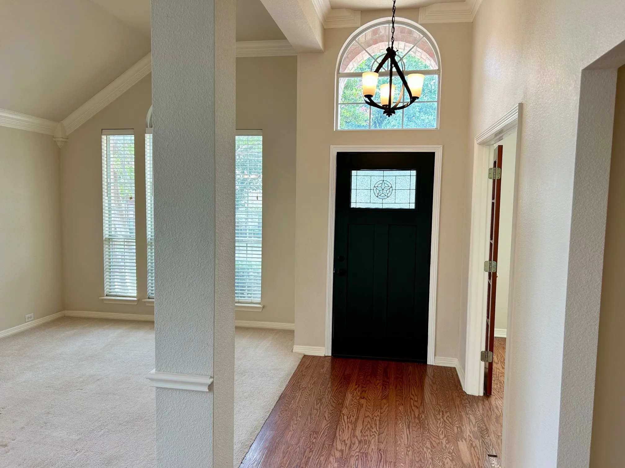 Single Family Residence For Sale in Denton County , 409 Crestview Point Drive, Lewisville, Texas 75067, 4 Bedroom, 2 Bathroom, 2 Garage spaces, 2,113 Sqft, built in 1997, mls#21354728, Real Estate Agent in Lewisville, Homes For Sale in Denton county, Homes For Sale in Lewisville, Realtor in Lewisville Texas, Real Estate Brokerage Independent Realty Texas, Luminita Cordes Realtor