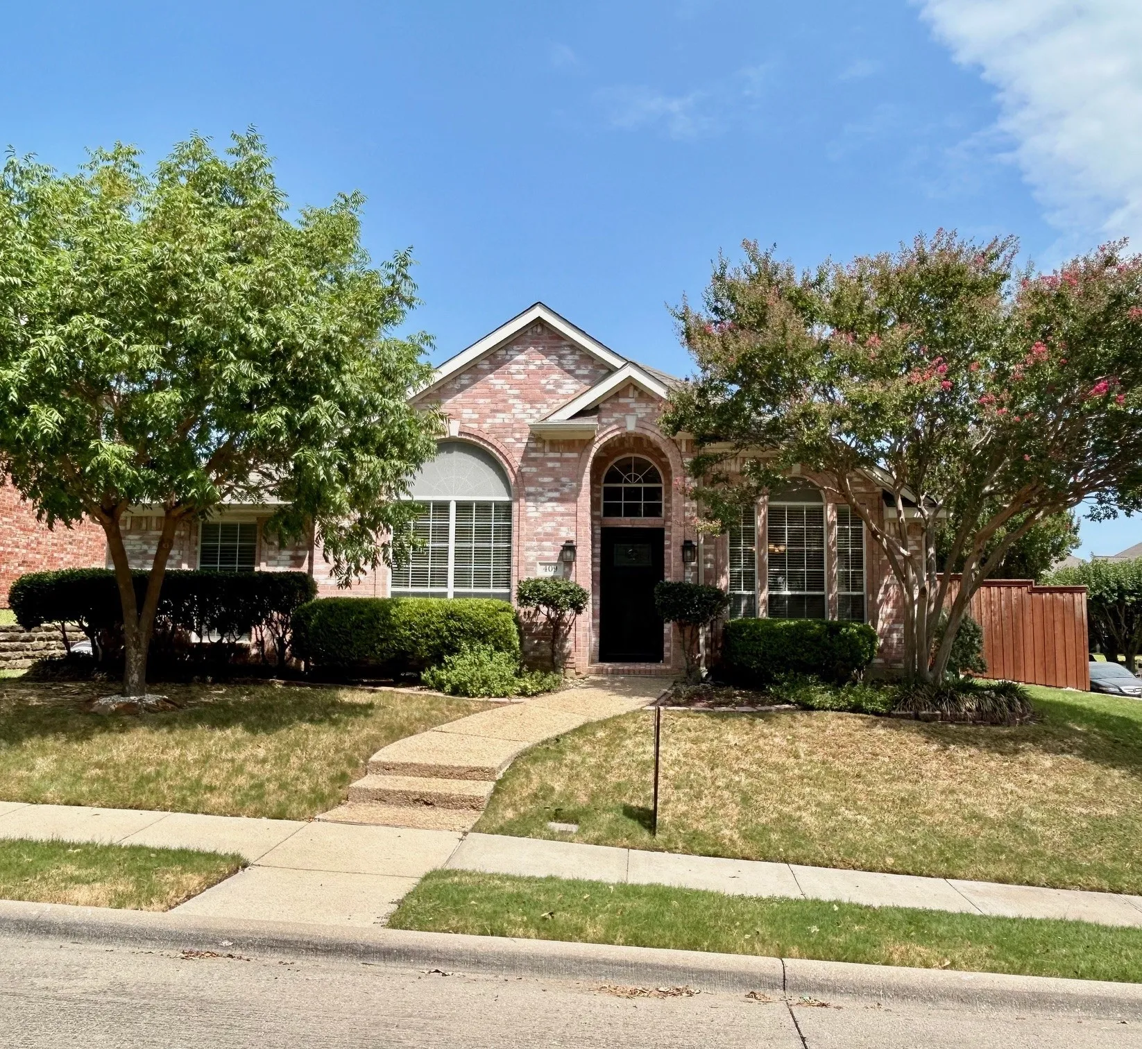 Single Family Residence For Sale in Denton County , 409 Crestview Point Drive, Lewisville, Texas 75067, 4 Bedroom, 2 Bathroom, 2 Garage spaces, 2,113 Sqft, built in 1997, mls#21354728, Real Estate Agent in Lewisville, Homes For Sale in Denton county, Homes For Sale in Lewisville, Realtor in Lewisville Texas, Real Estate Brokerage Independent Realty Texas, Luminita Cordes Realtor